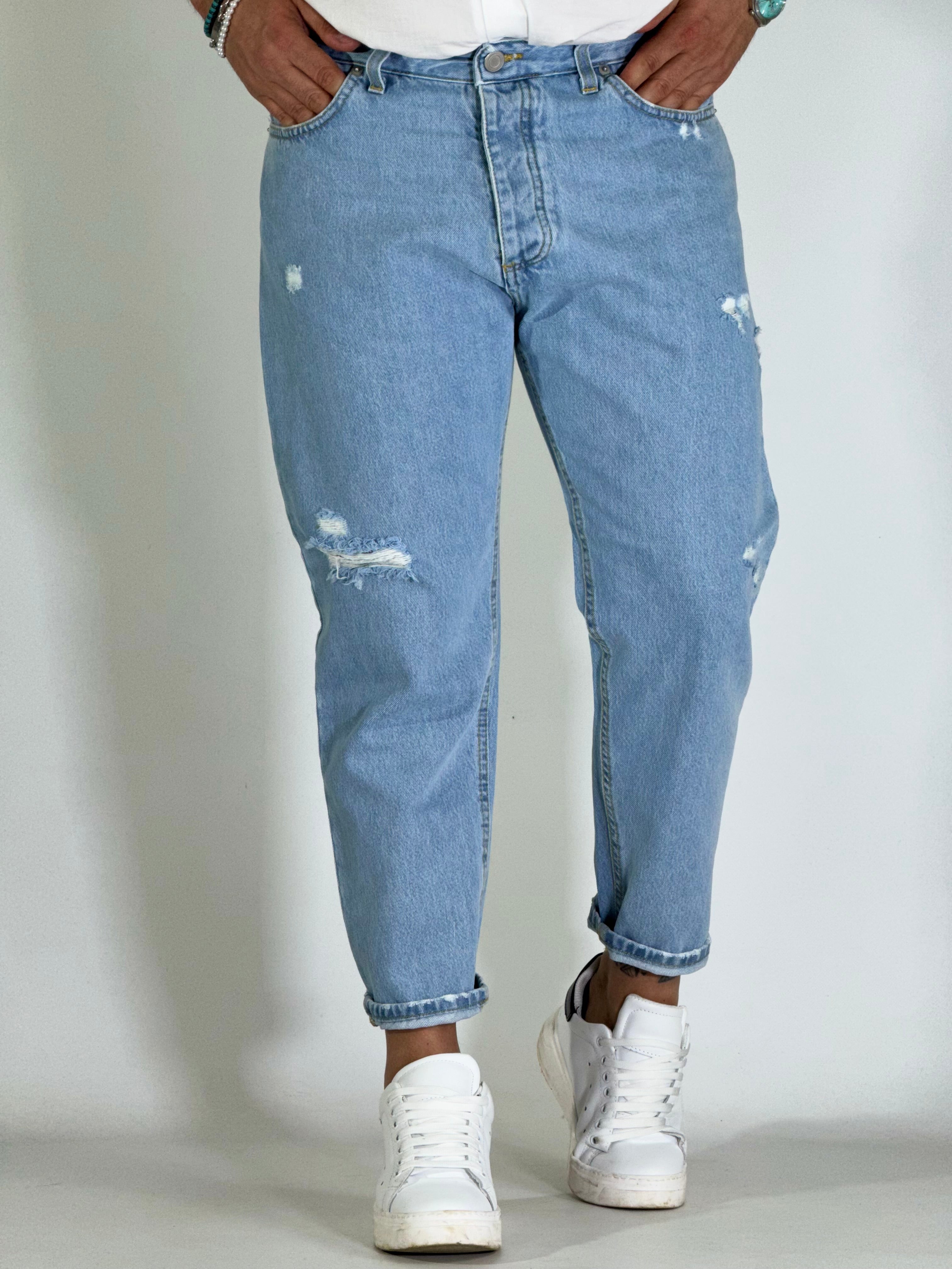 Jeans carrot chiaro con strappi 2N2T
