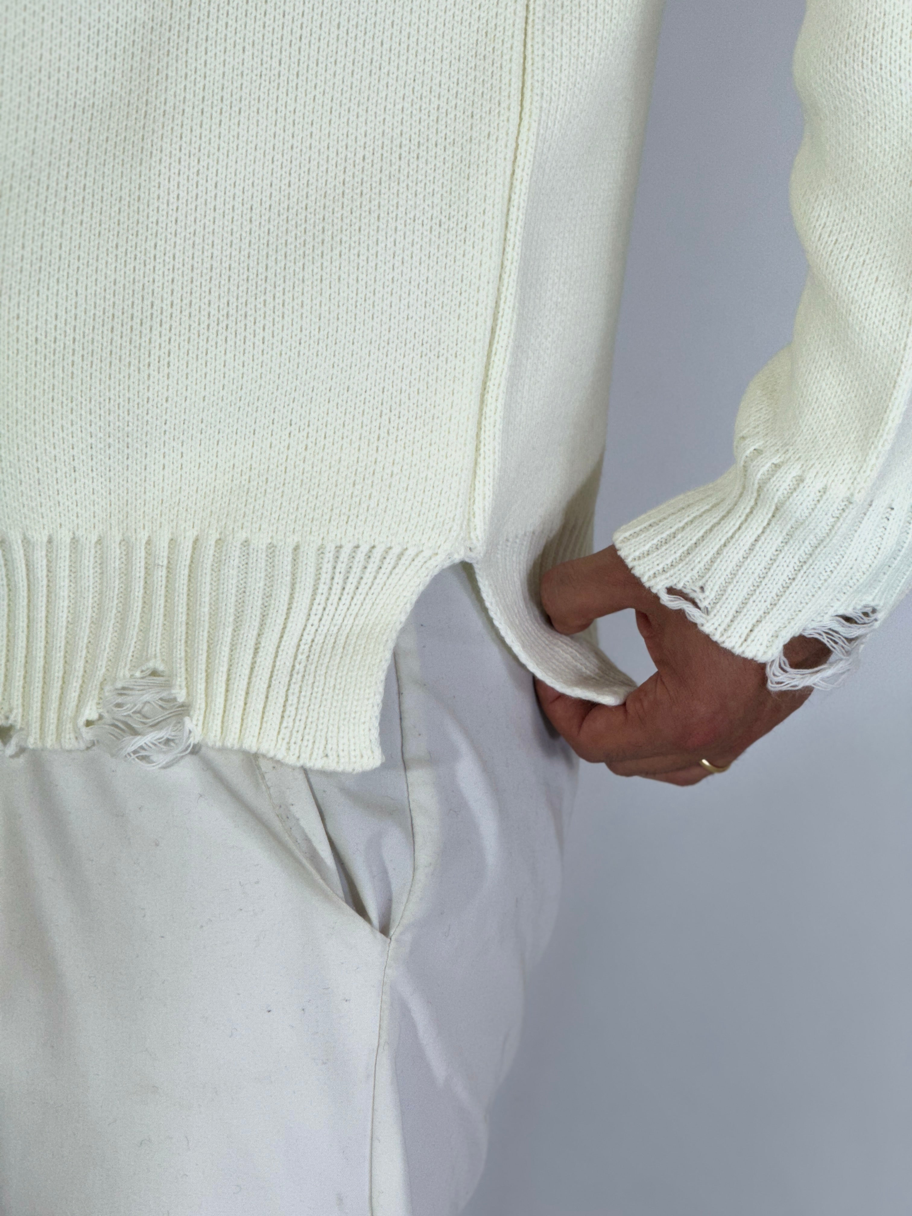 Maglione girocollo con spacco panna AD25035