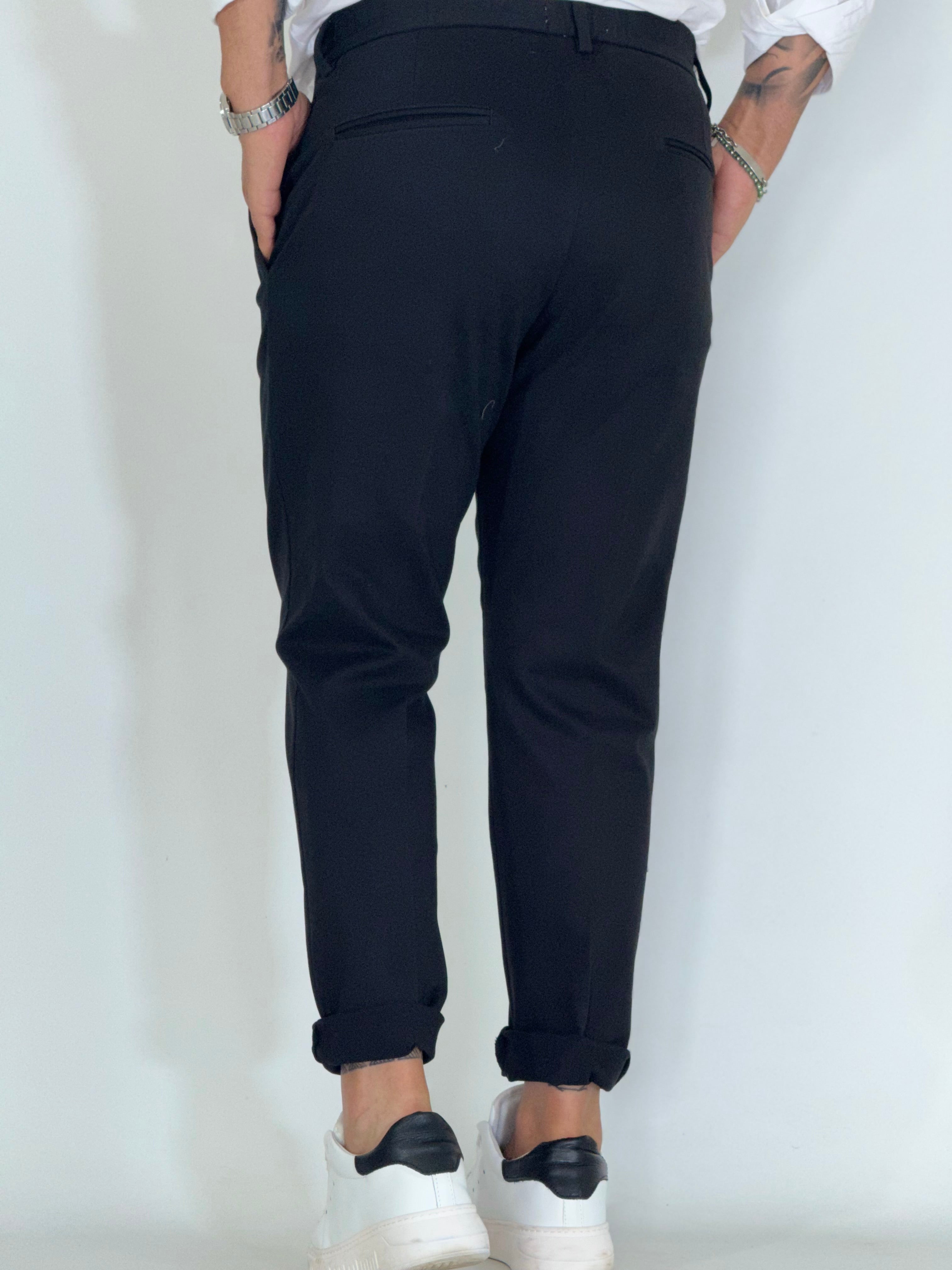 Pantalone slim tapared nero P26