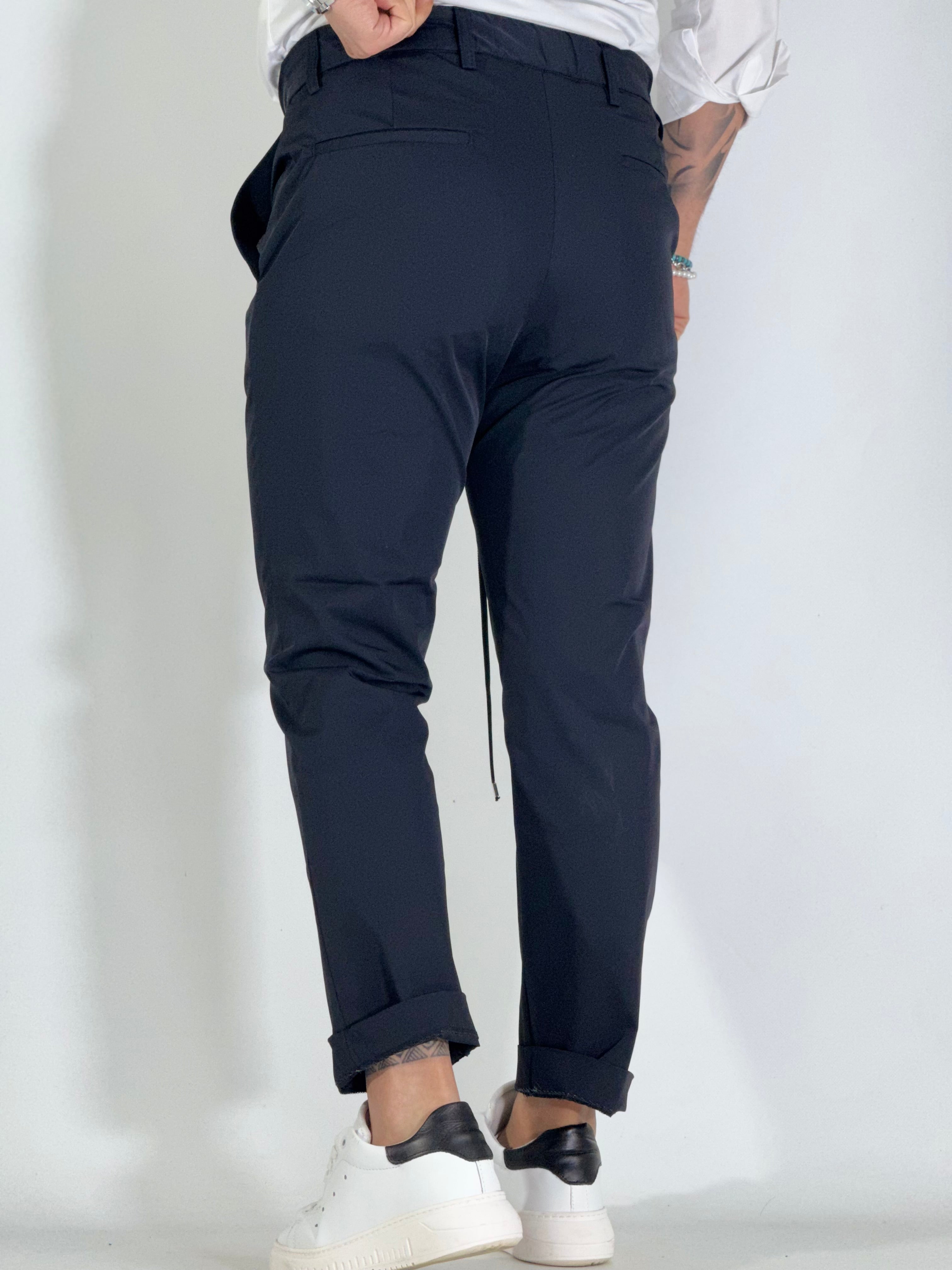 Pantalone slim tecnico con coulisse PIGMENTO nero PG11