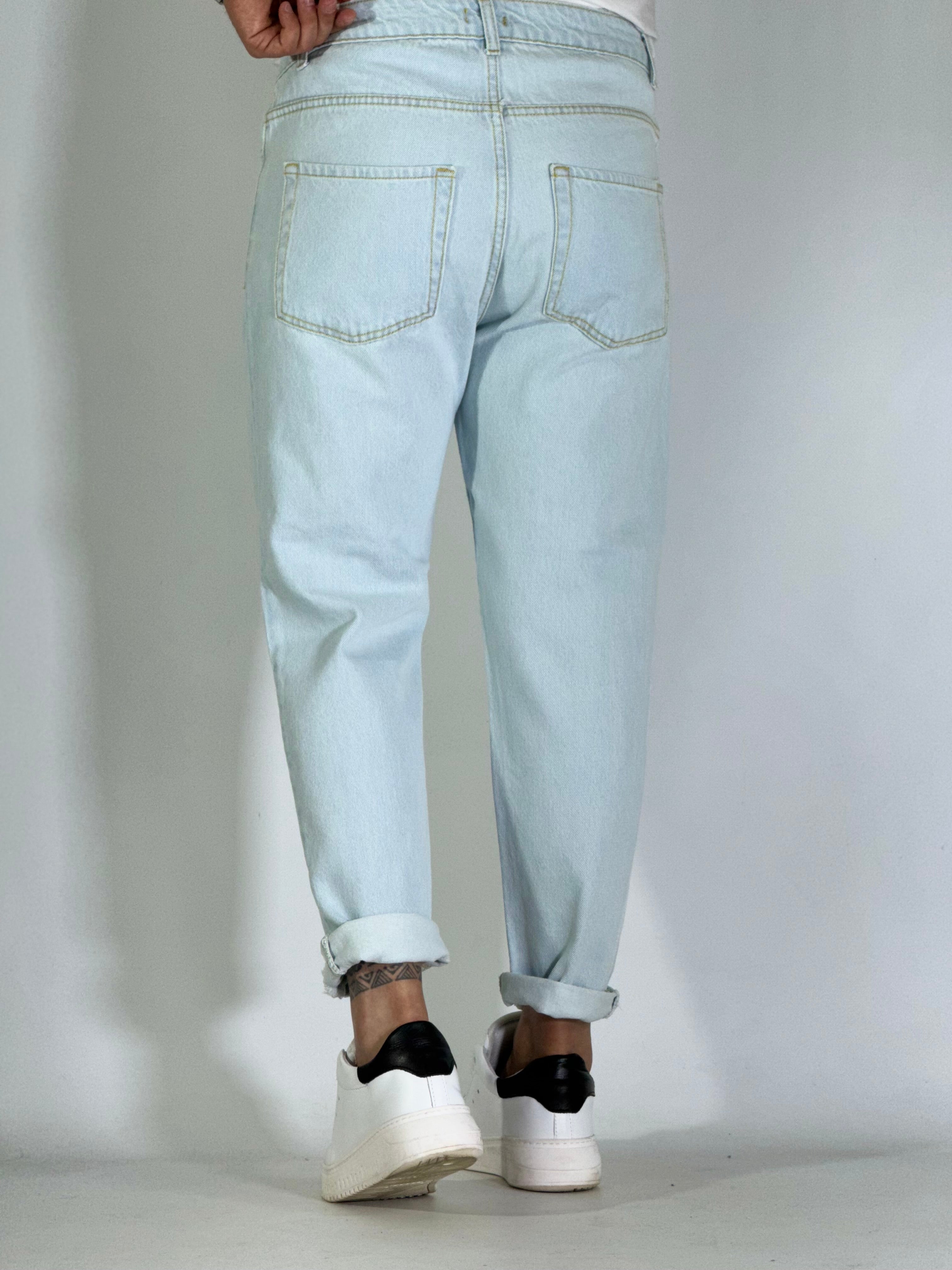 Jeans chiaro con strappi AD2580