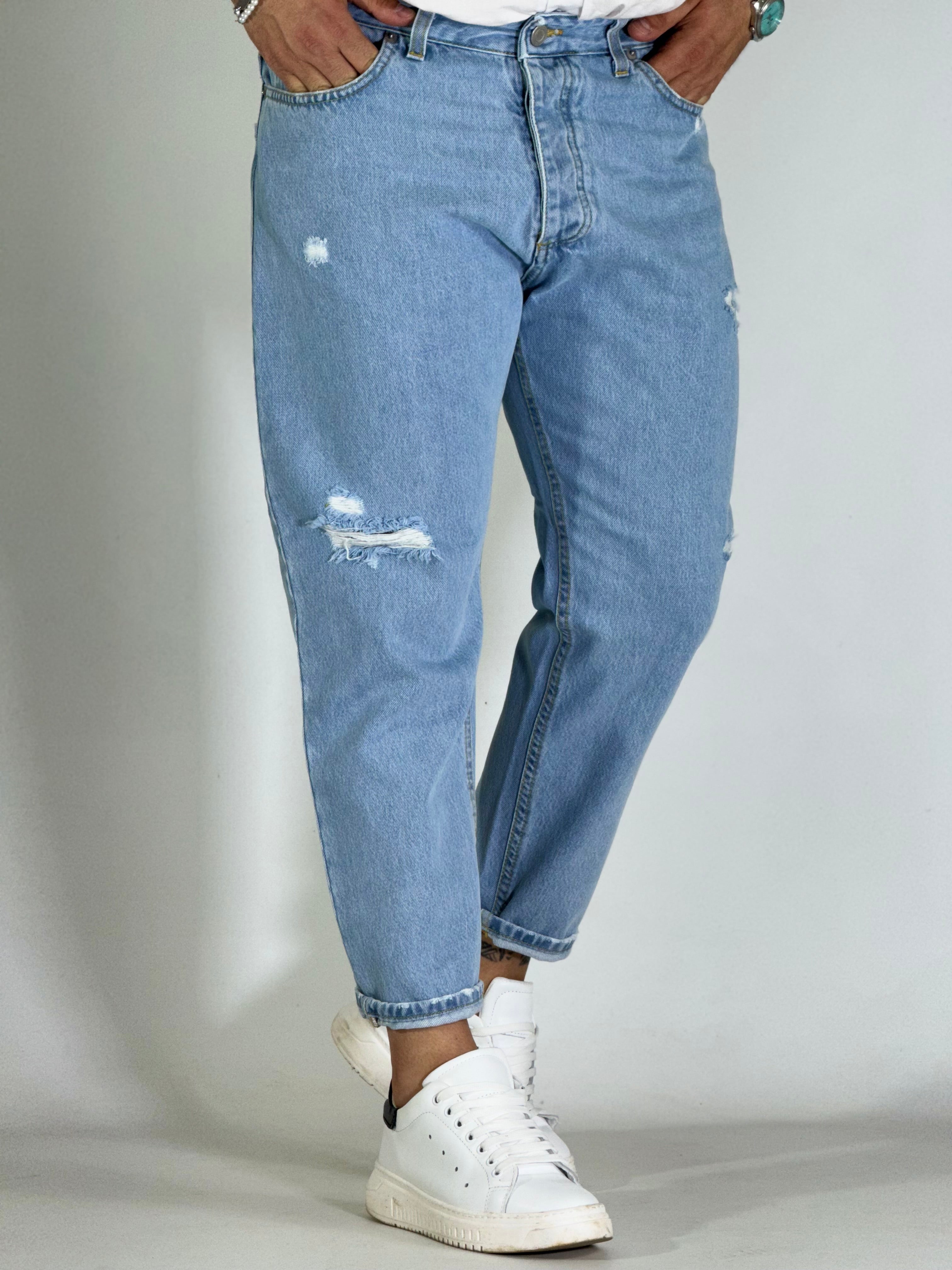 Jeans carrot chiaro con strappi 2N2T
