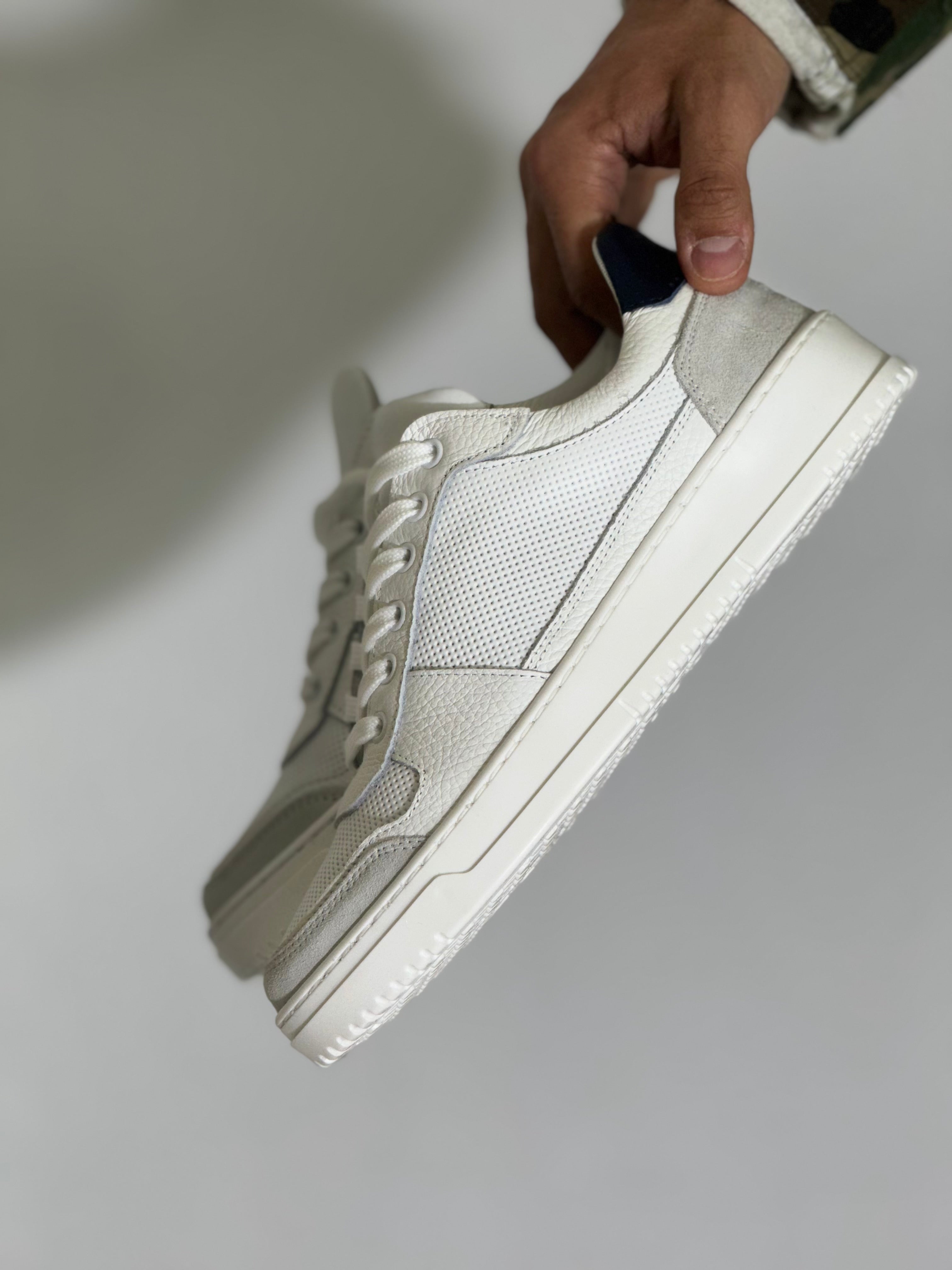 Scarpa forata riporto blu DB81F