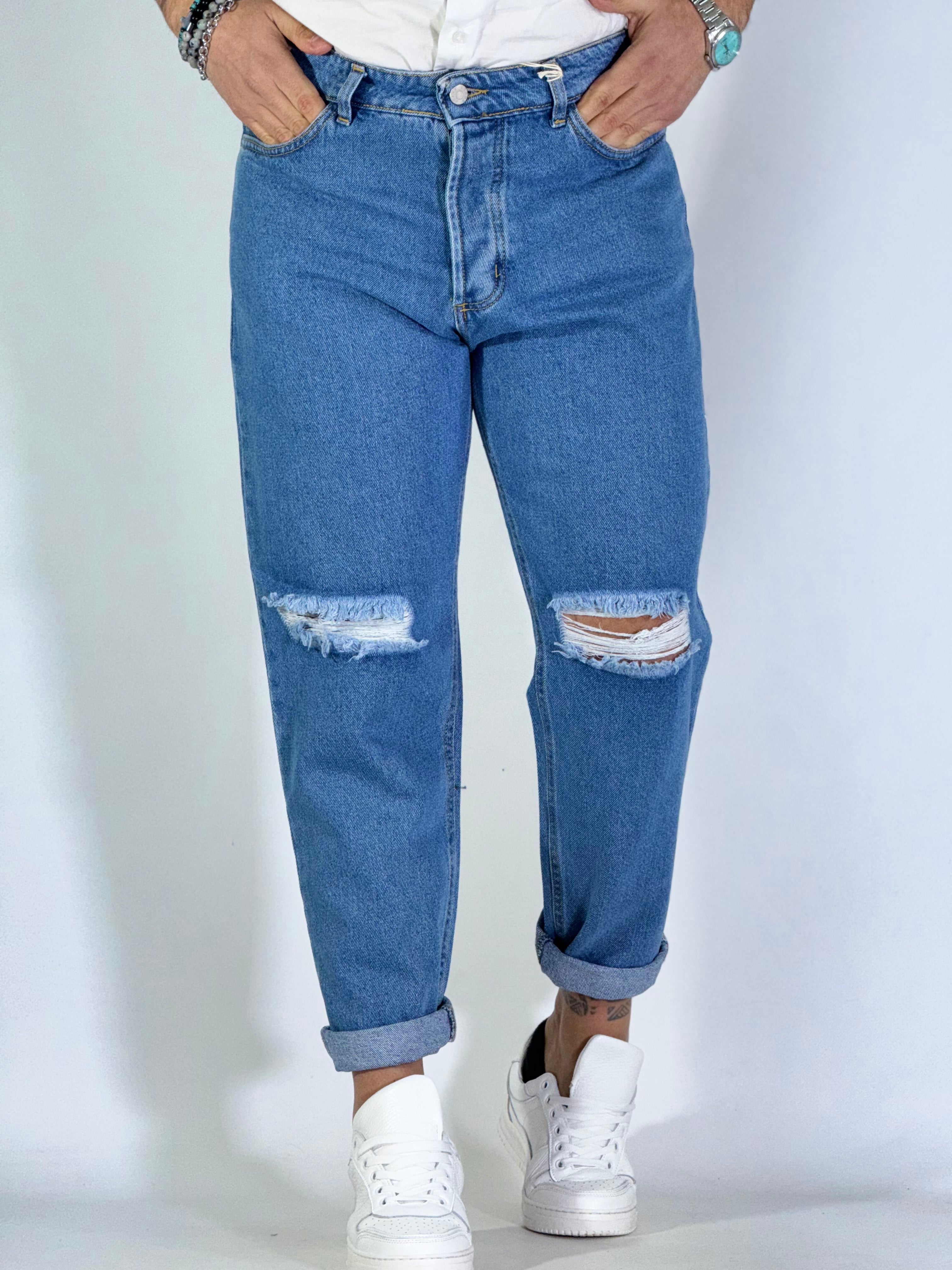 Jeans con strappo al ginocchio ART CR2564