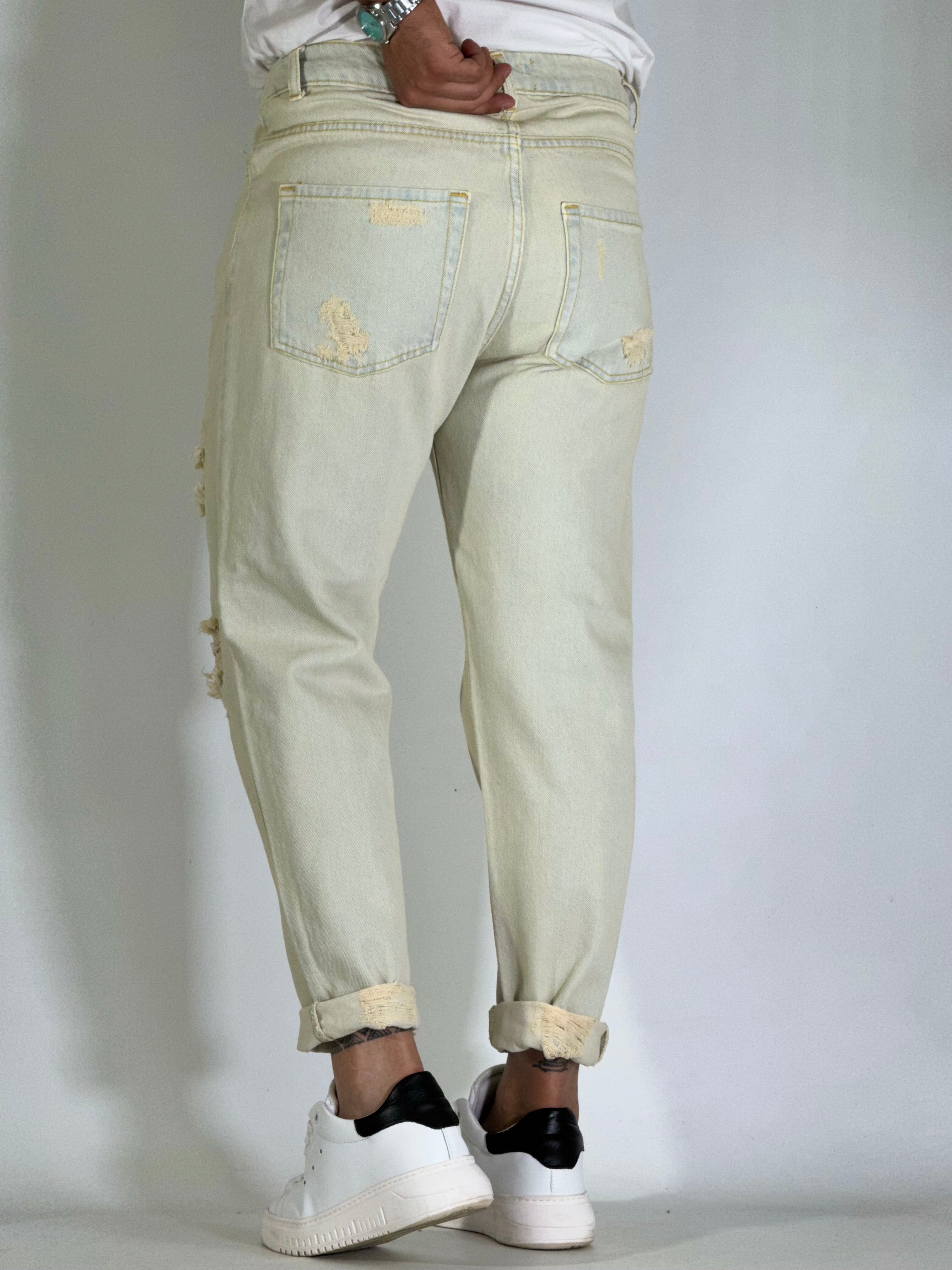 Jeans sabbiato con strappi CR2600