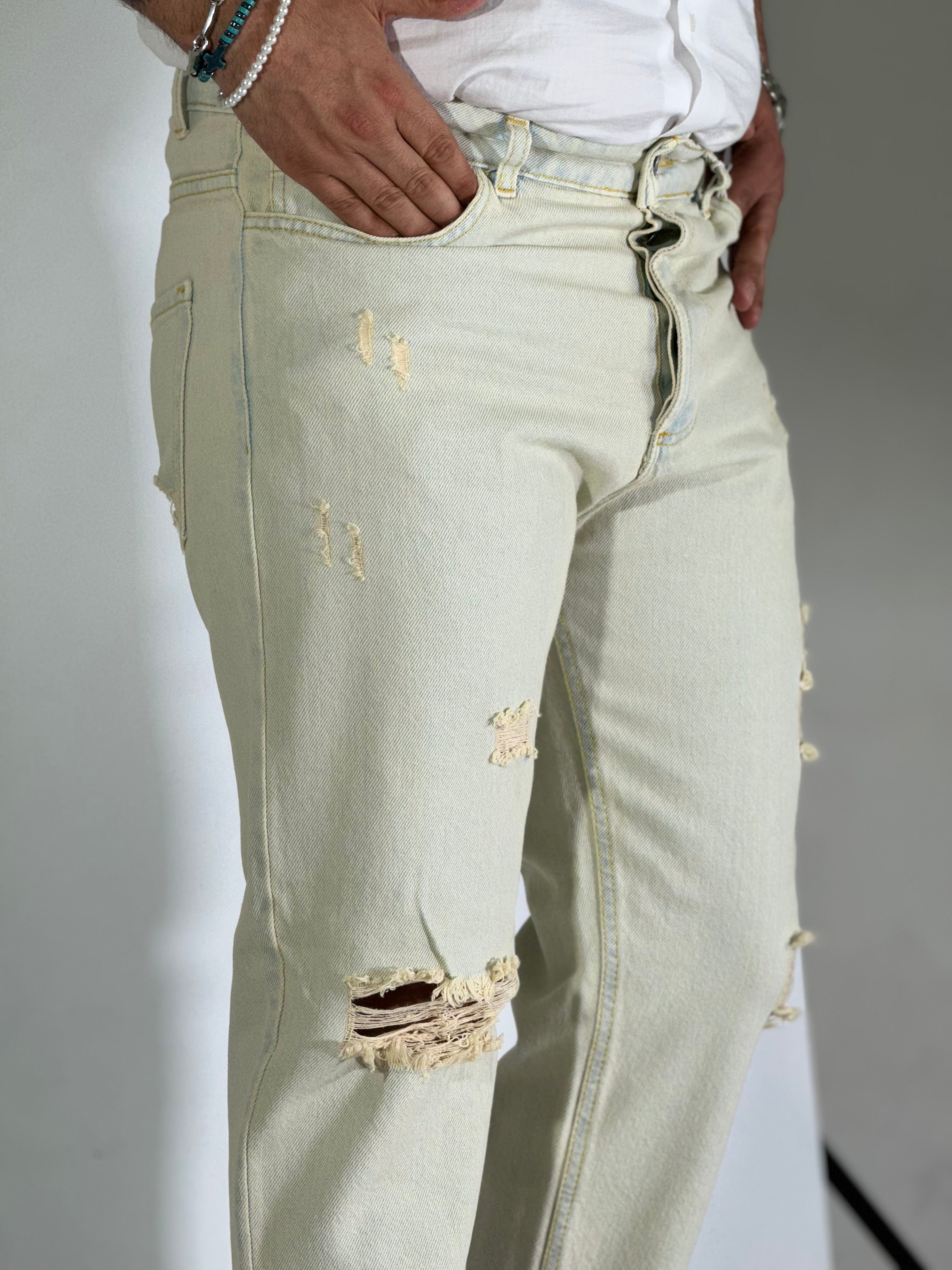 Jeans sabbiato con strappi CR2600