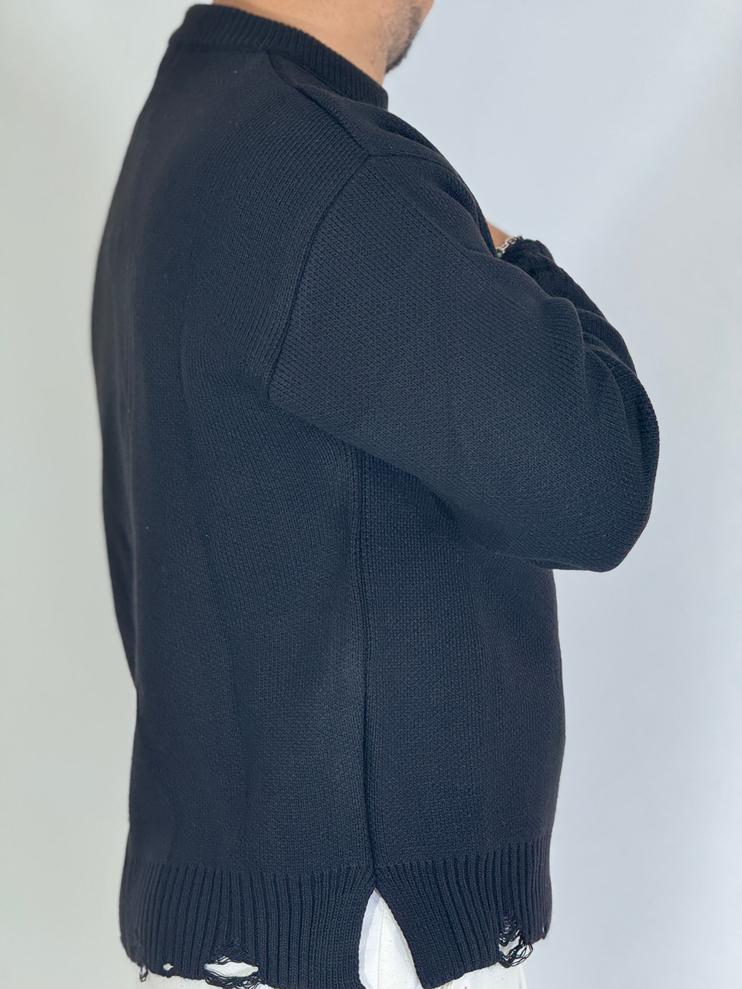 Maglione girocollo con spacco nero AD25035