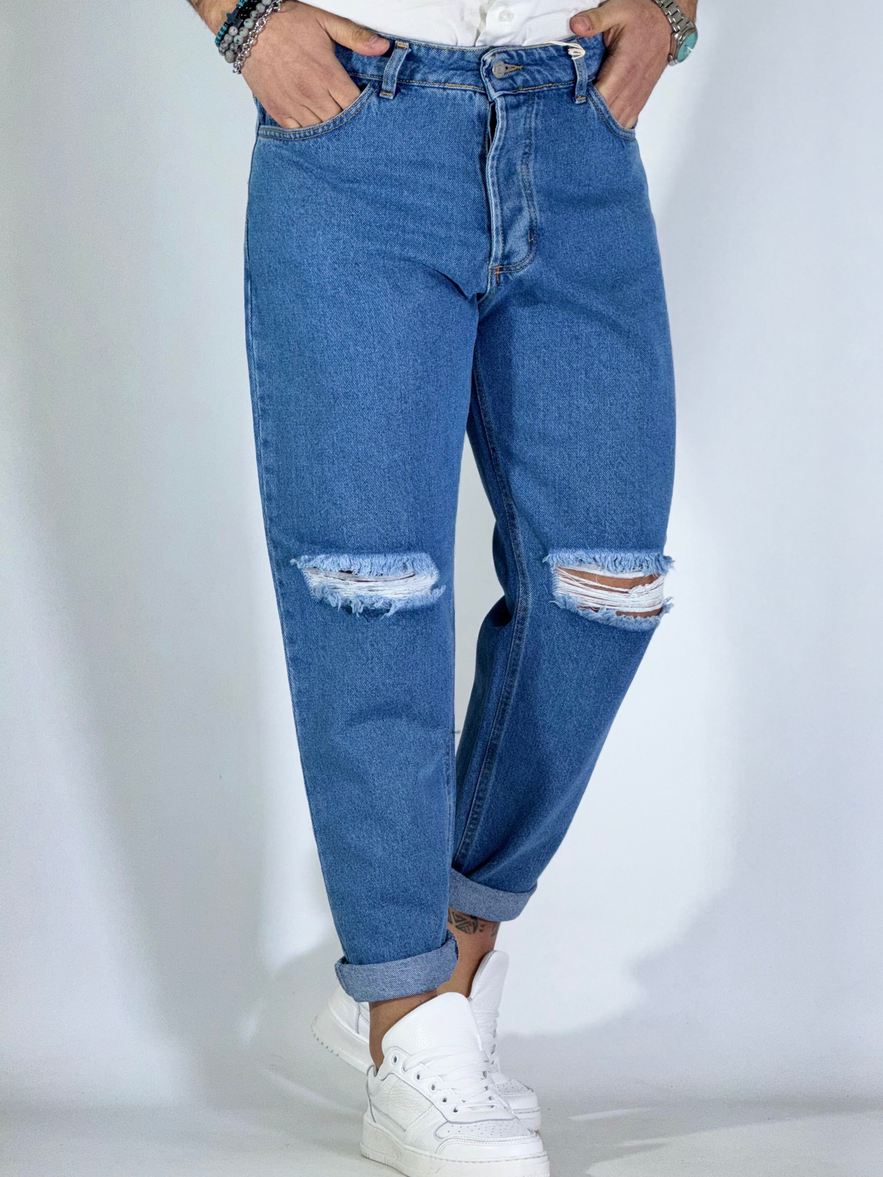 Jeans con strappo al ginocchio ART CR2564