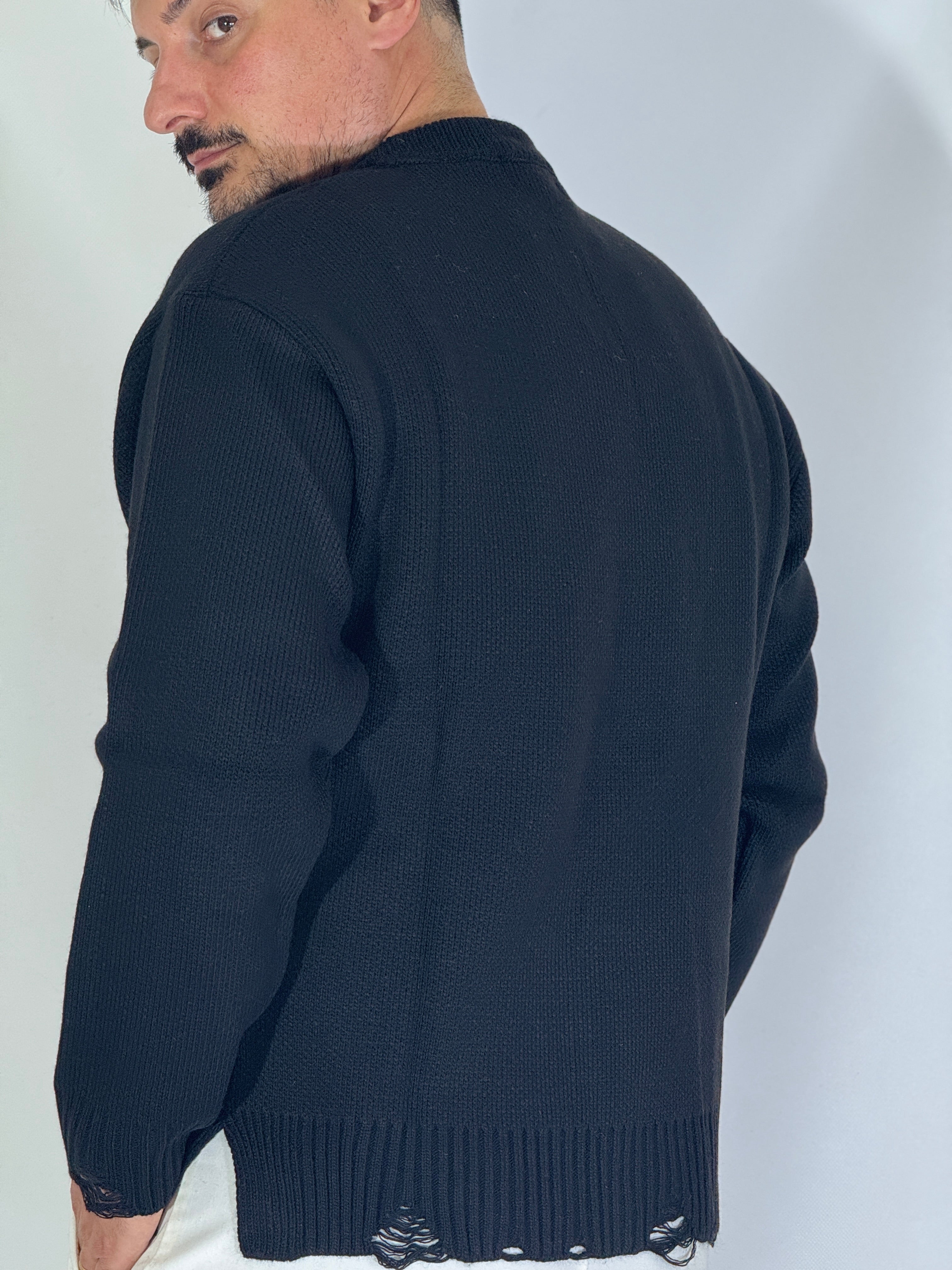 Maglione girocollo con spacco nero AD25035