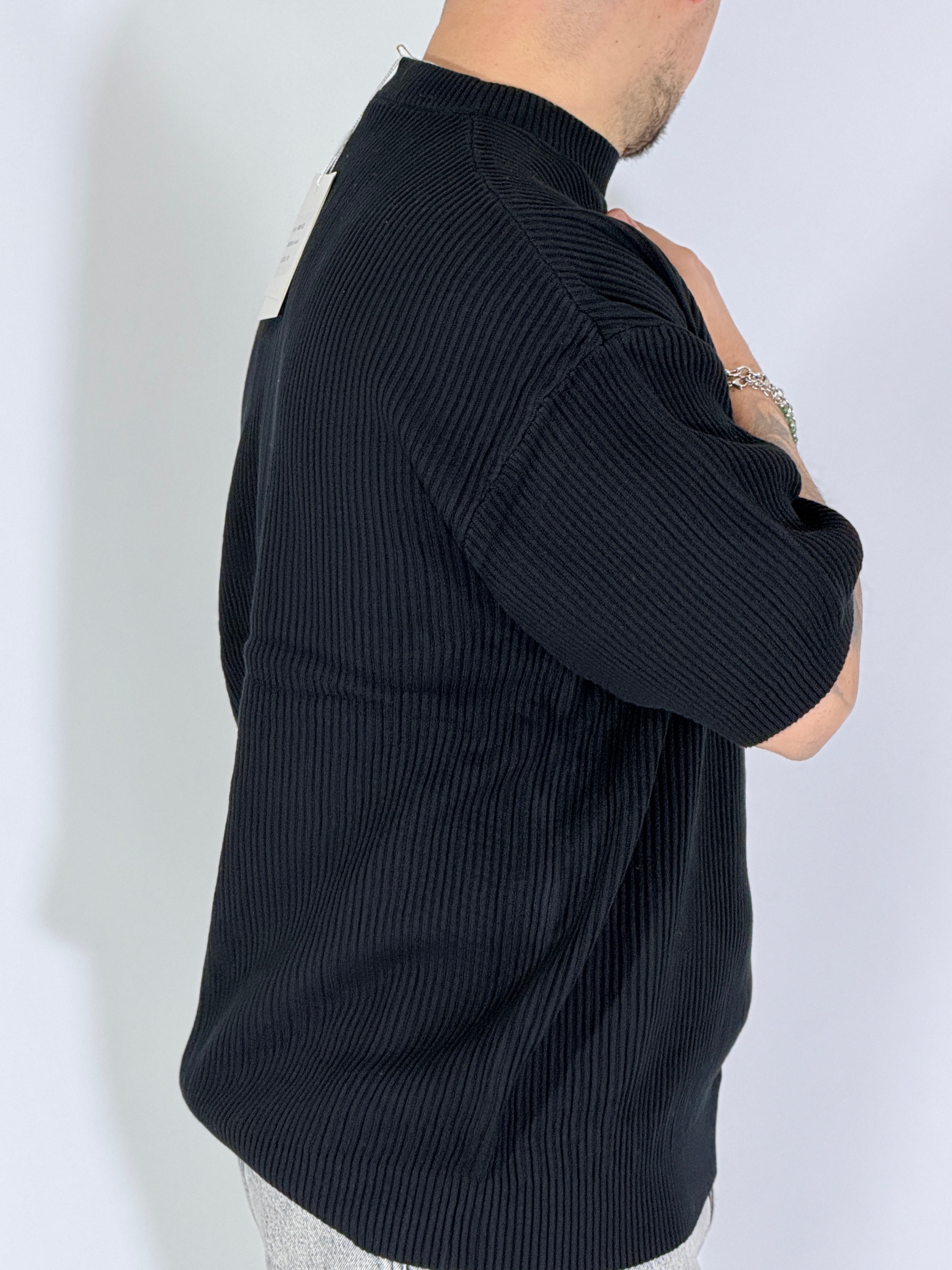 T-shirt a costine nera W86102