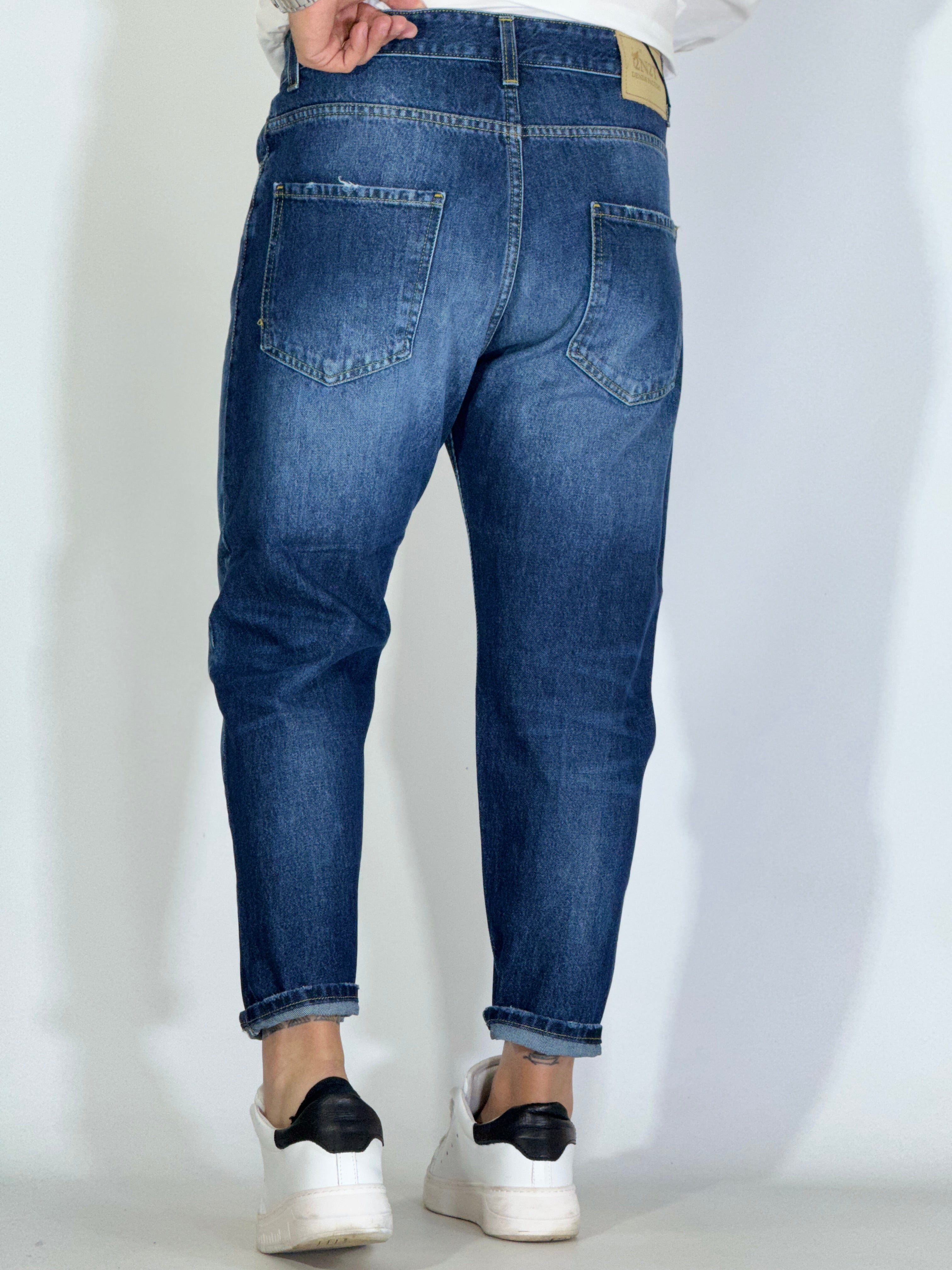 Jeans carrot WASH con strappi