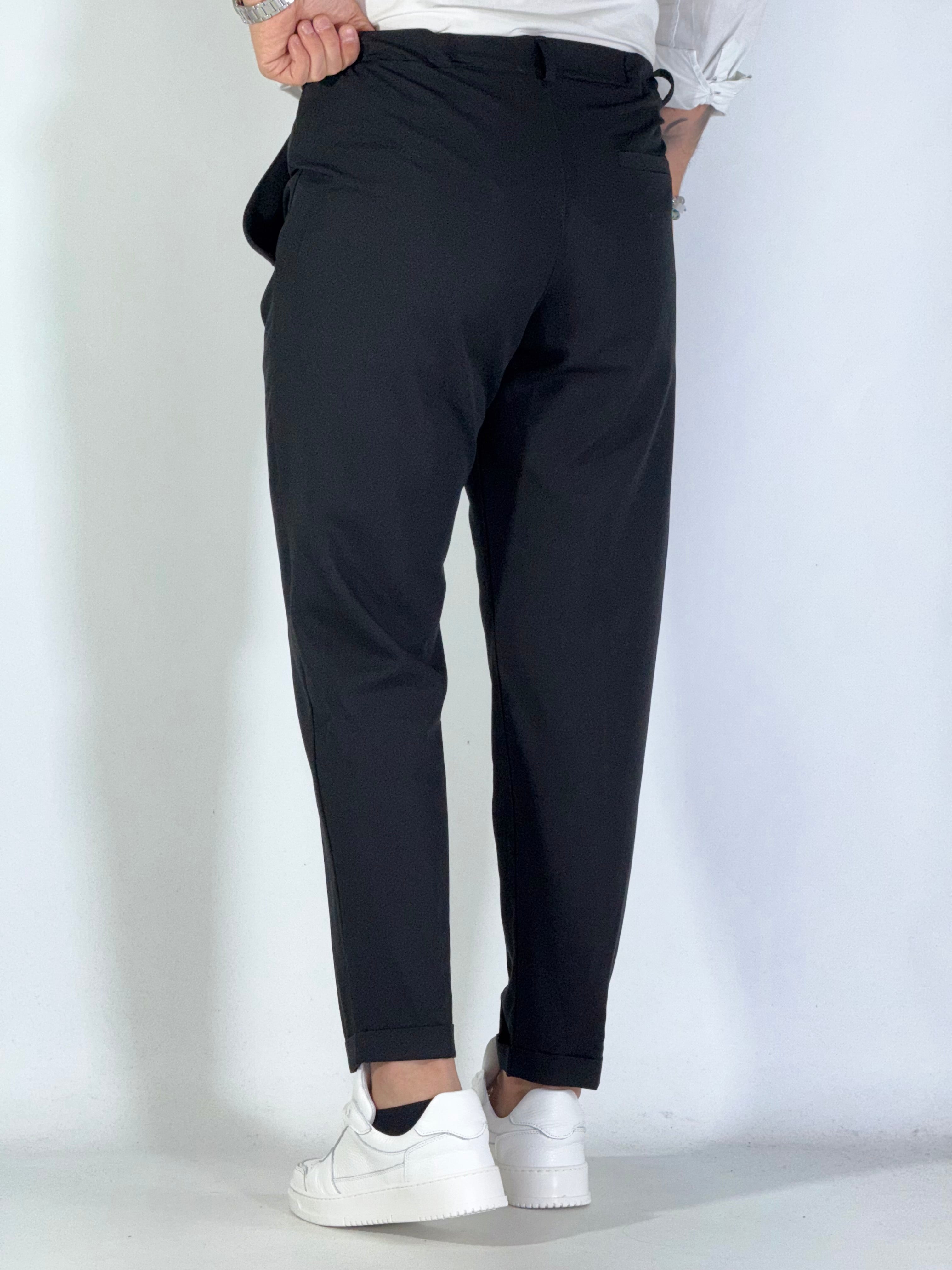 Pantalone nero UM848 bottone a scomparsa