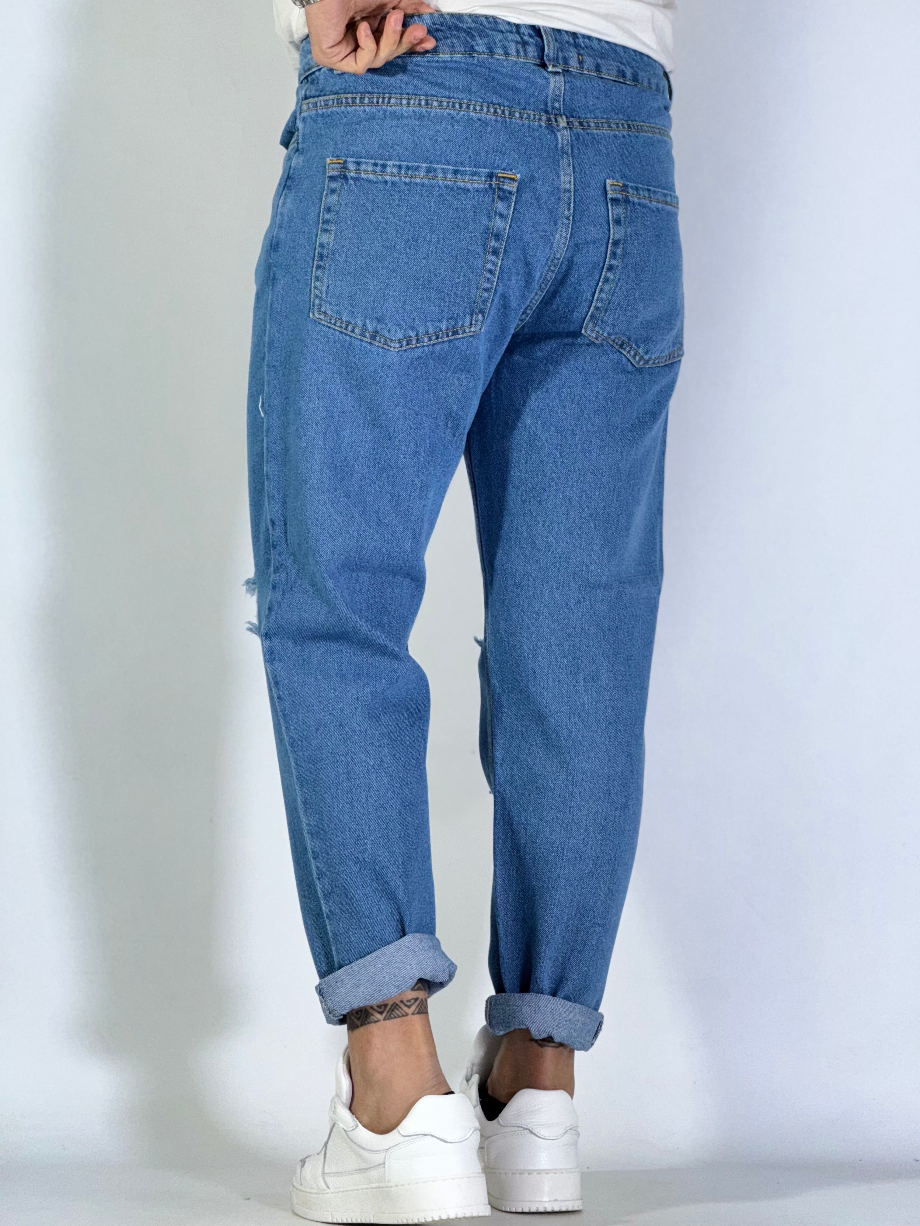 Jeans con strappo al ginocchio ART CR2564