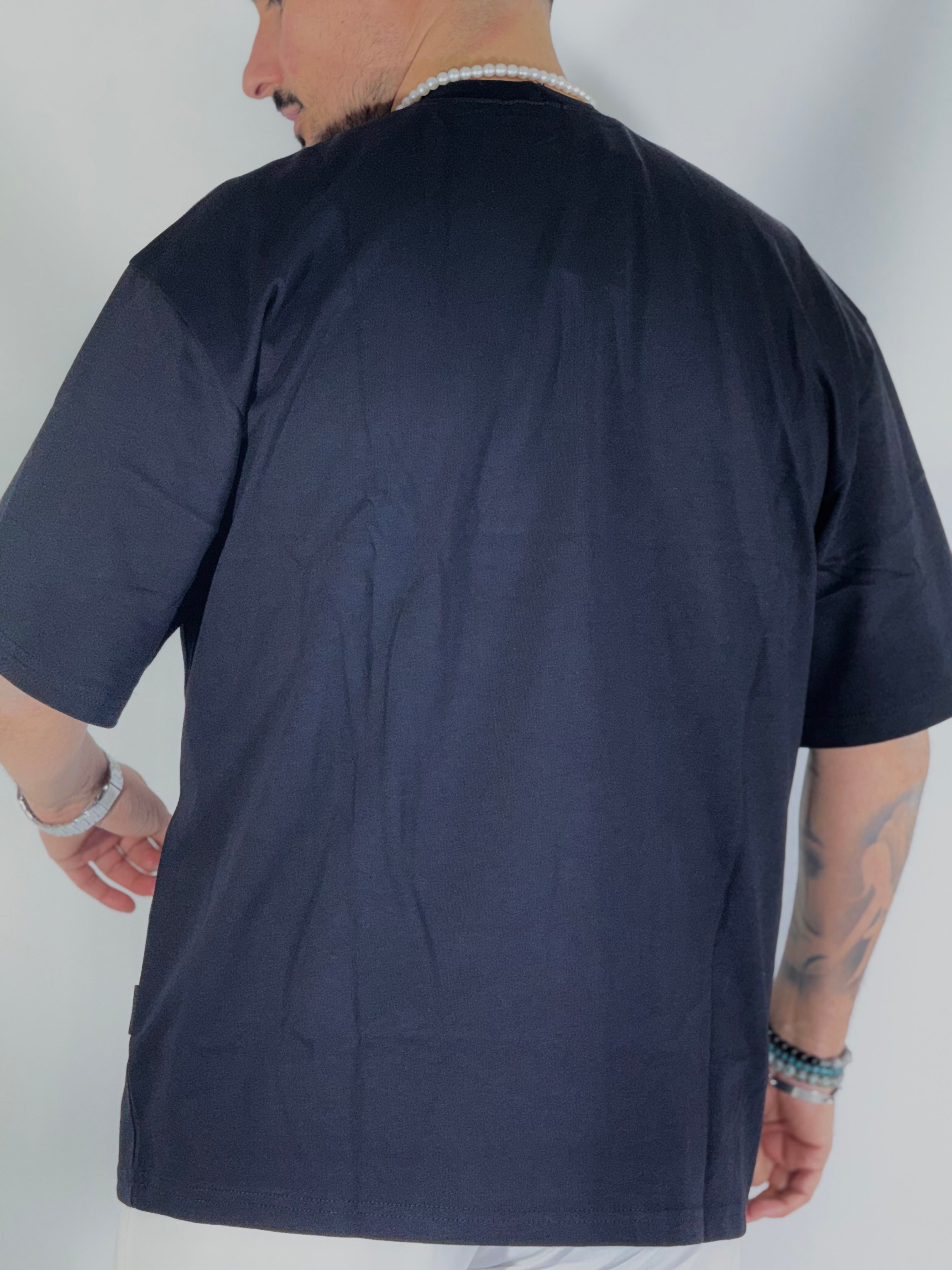 T-Shirt over nera scesa UM724