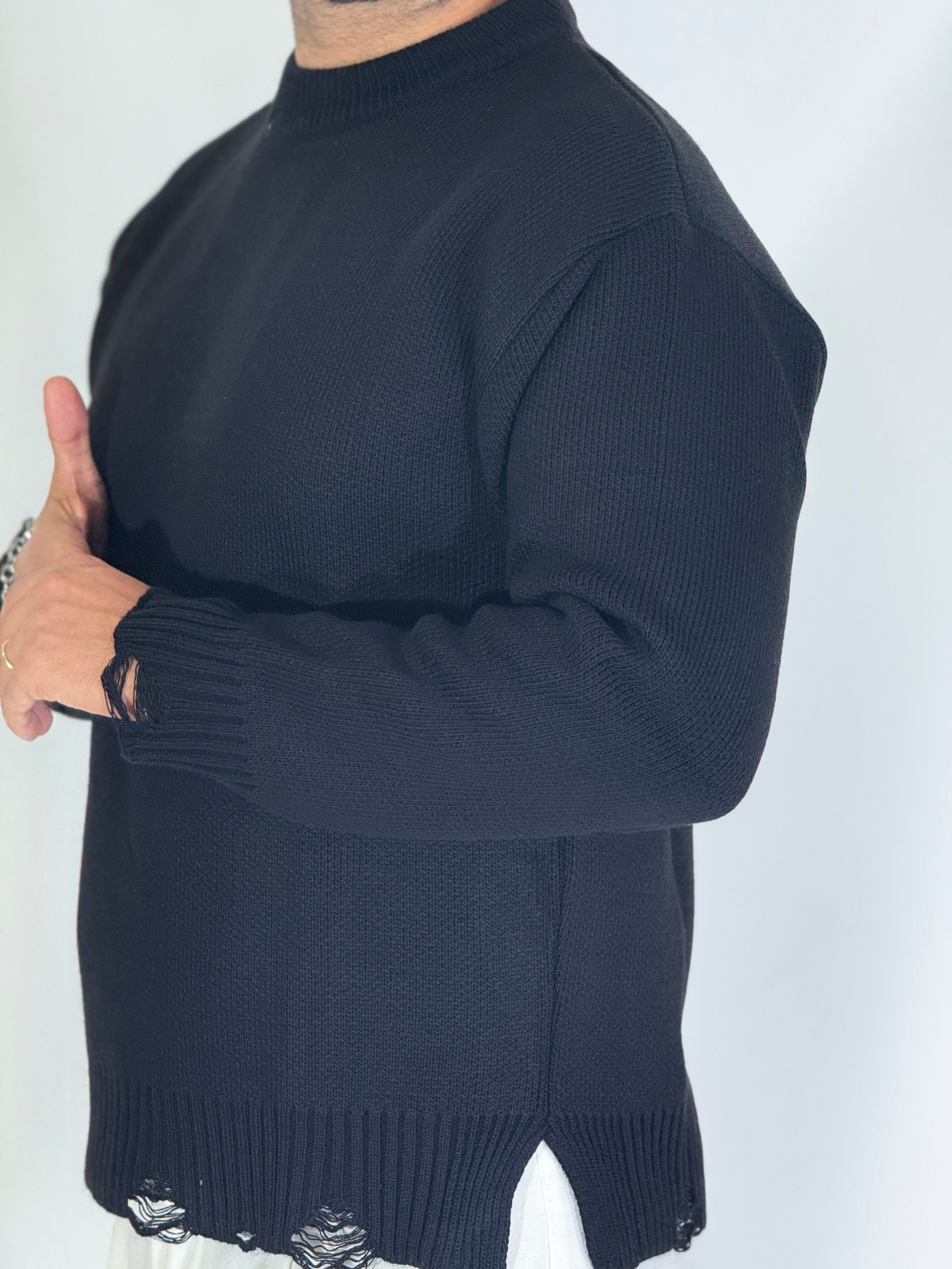 Maglione girocollo con spacco nero AD25035