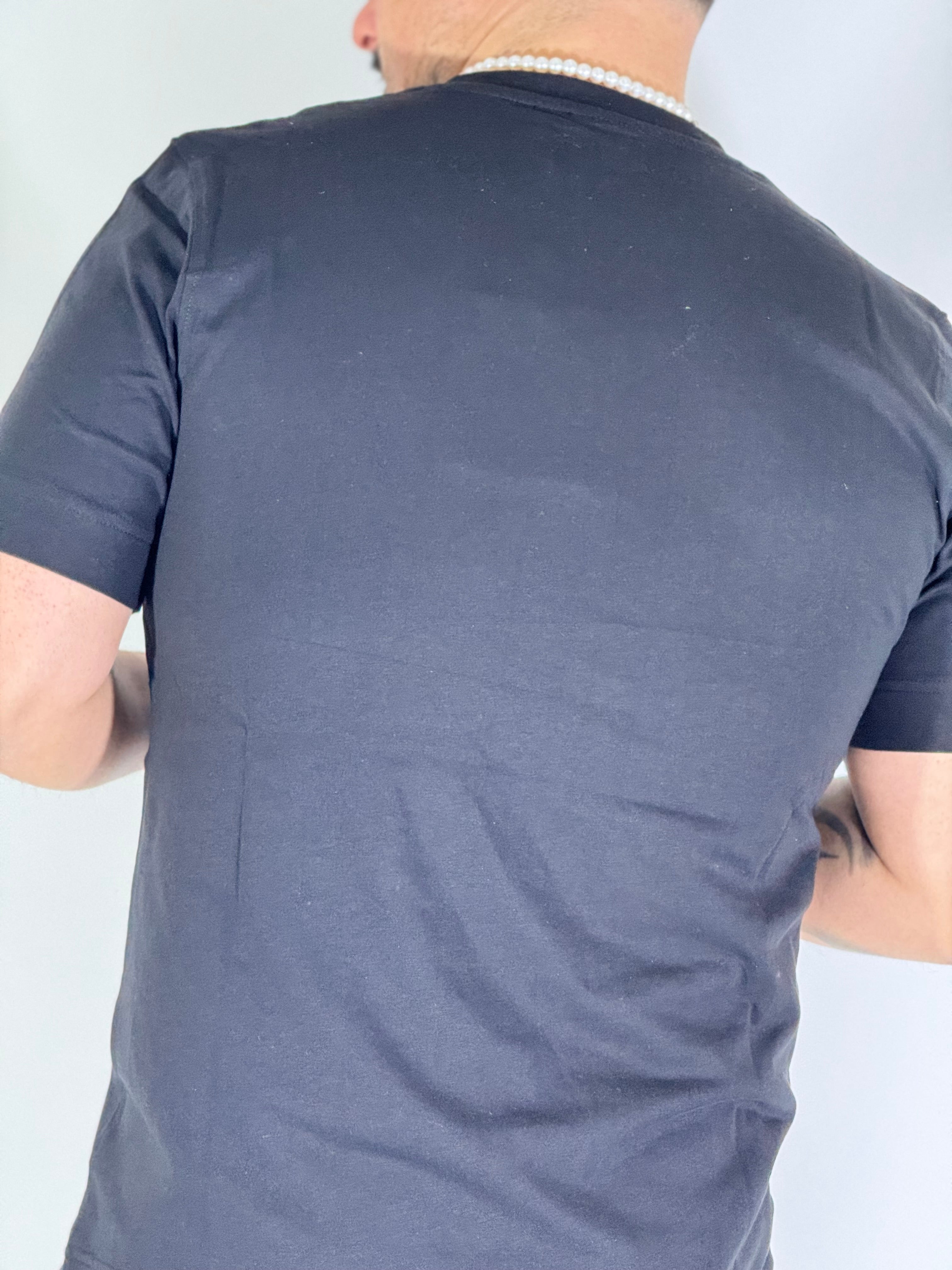 T-Shirt PIGMENTO collo a V nera PGT12