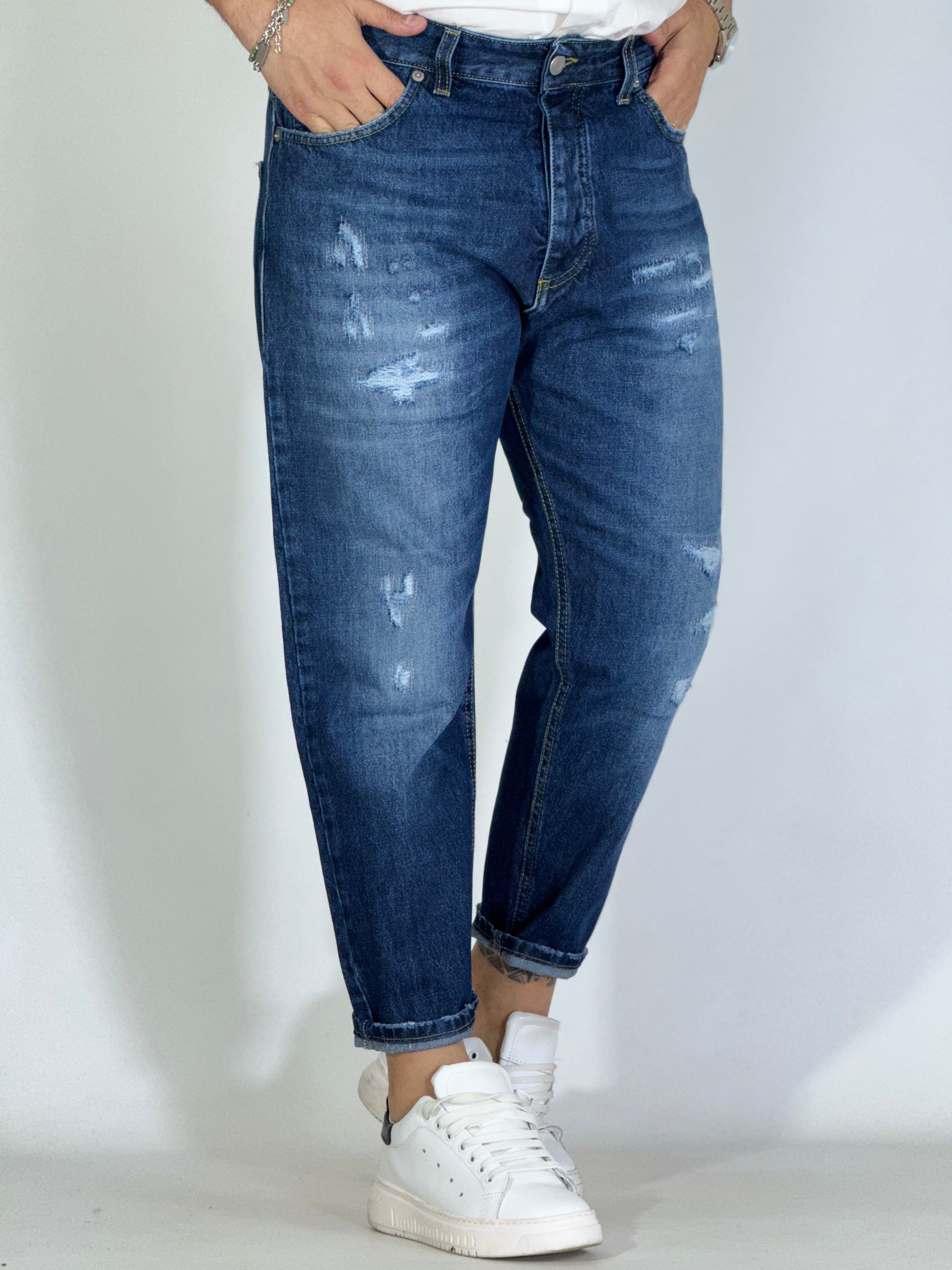 Jeans carrot WASH con strappi
