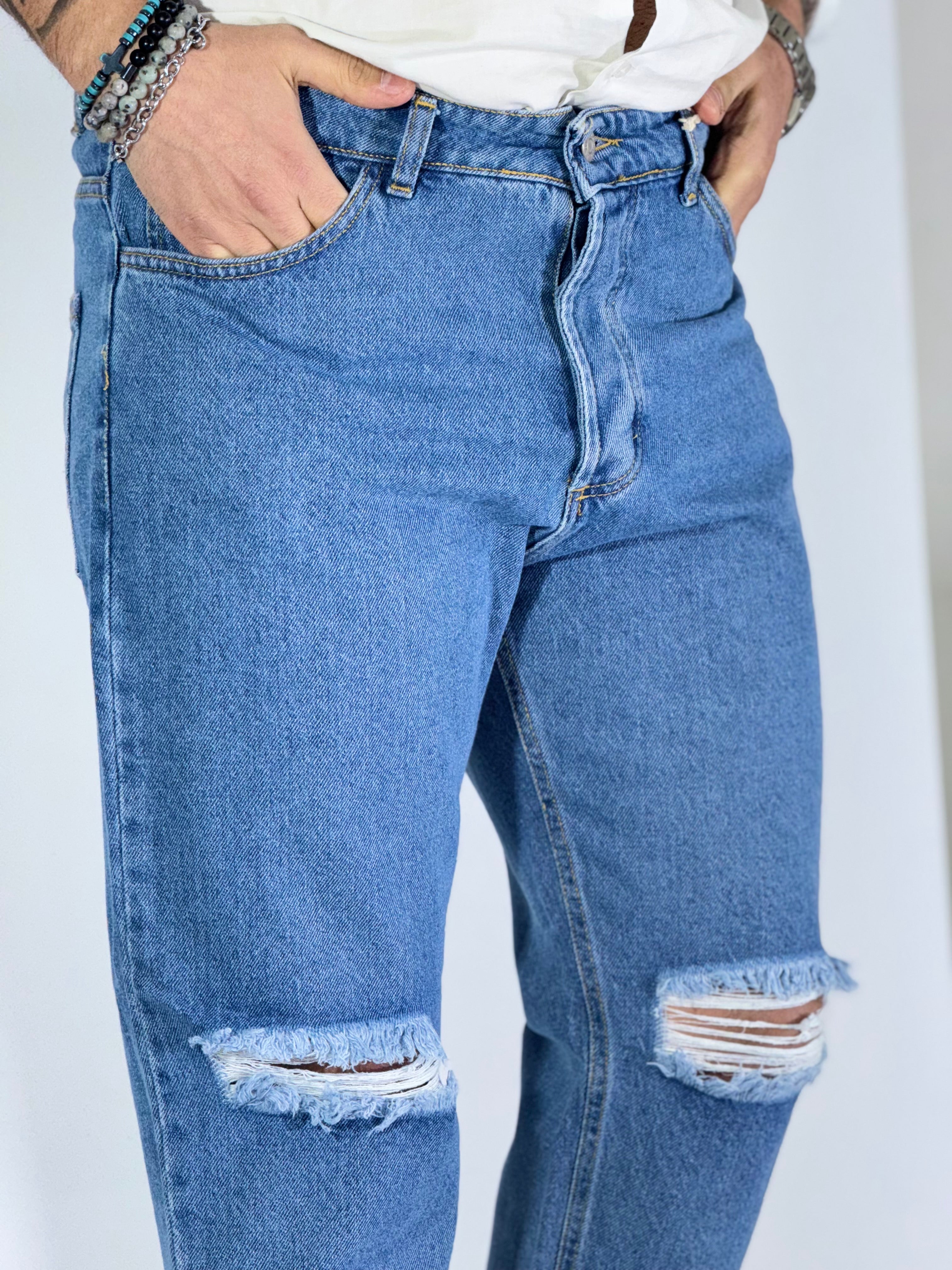 Jeans con strappo al ginocchio ART CR2564