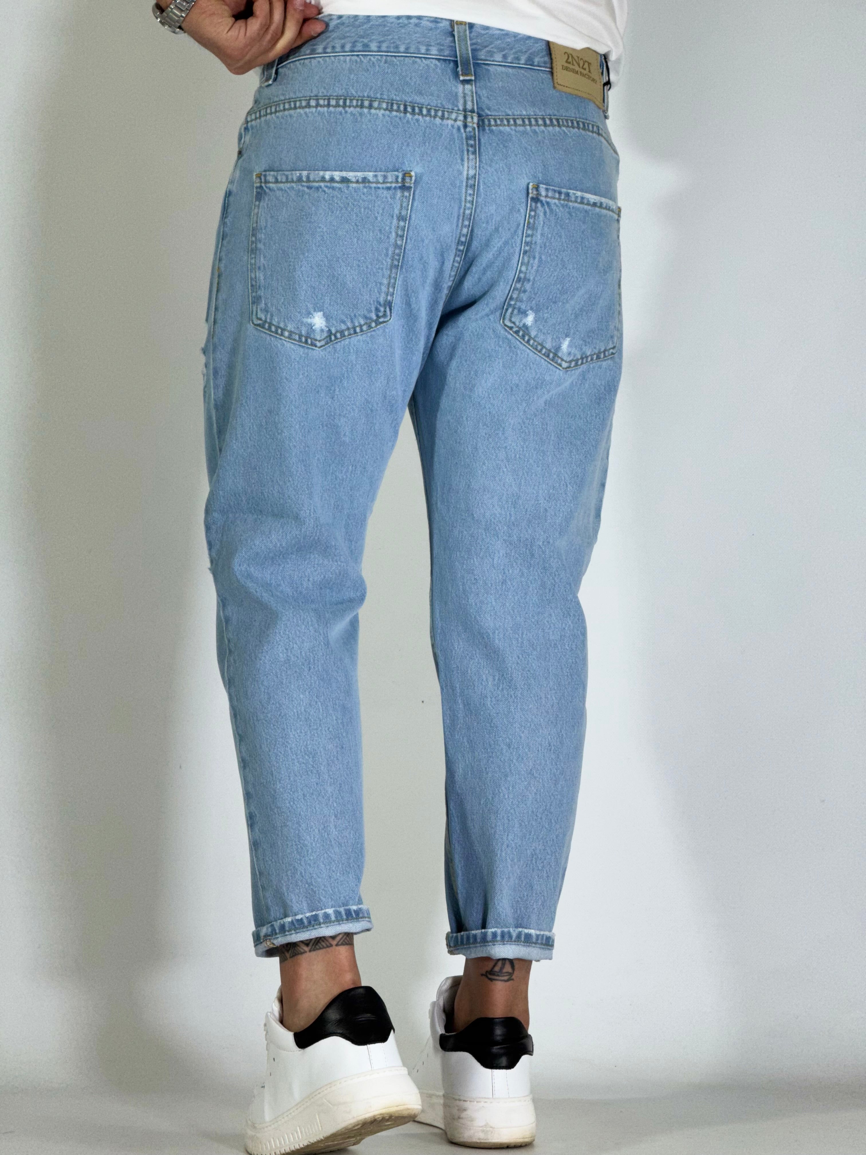 Jeans carrot chiaro con strappi 2N2T