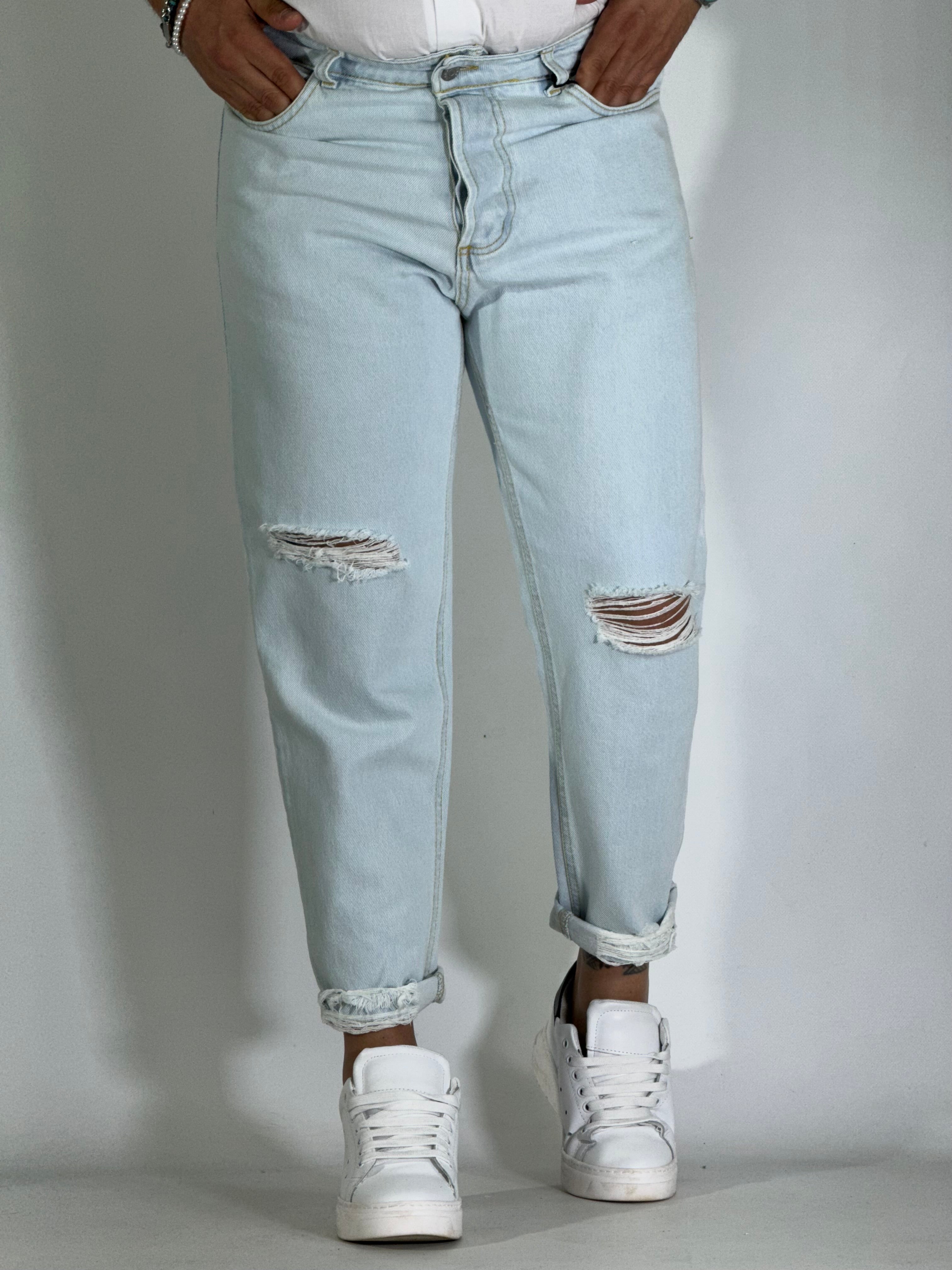 Jeans chiaro con strappi AD2580