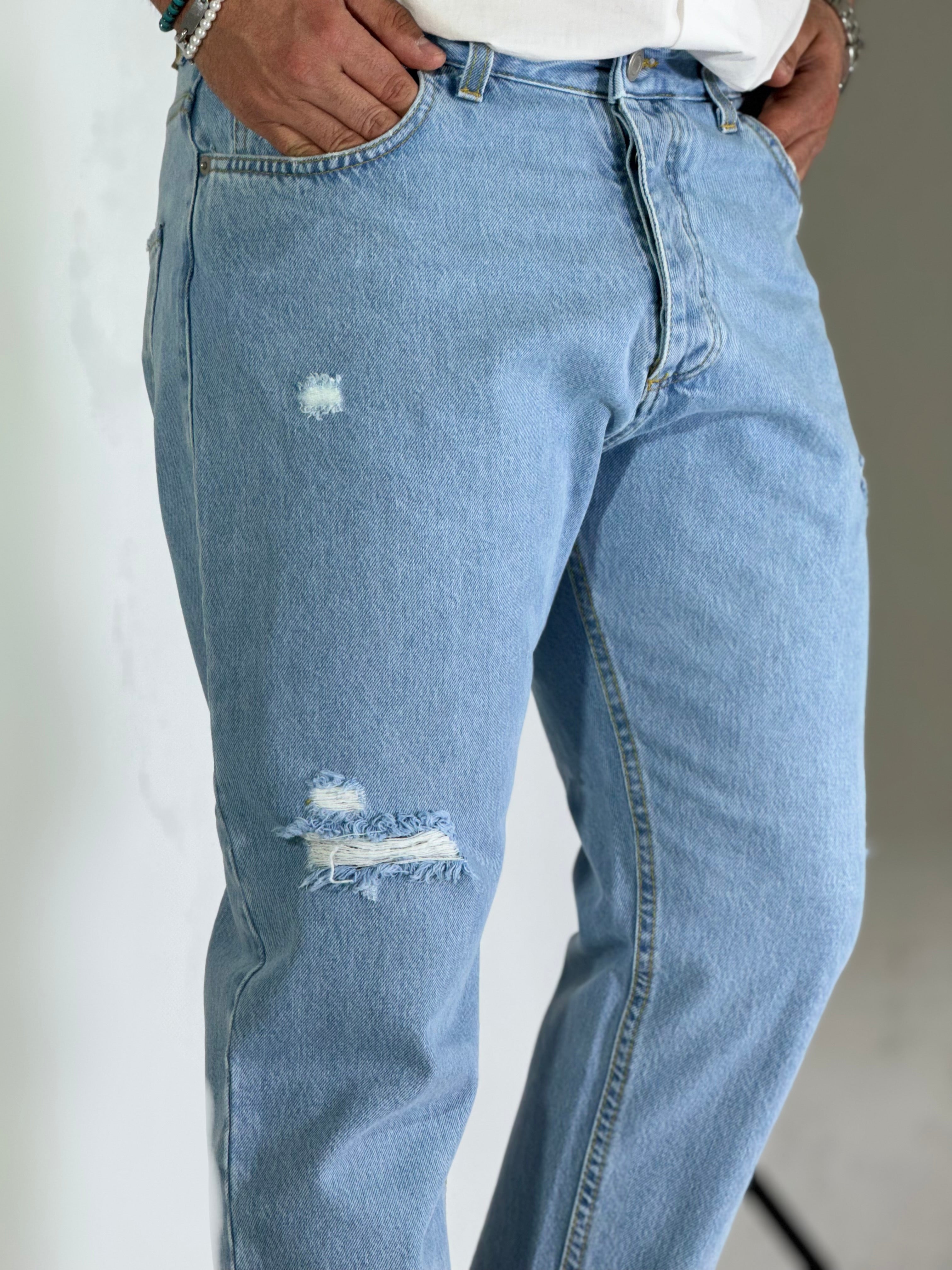 Jeans carrot chiaro con strappi 2N2T