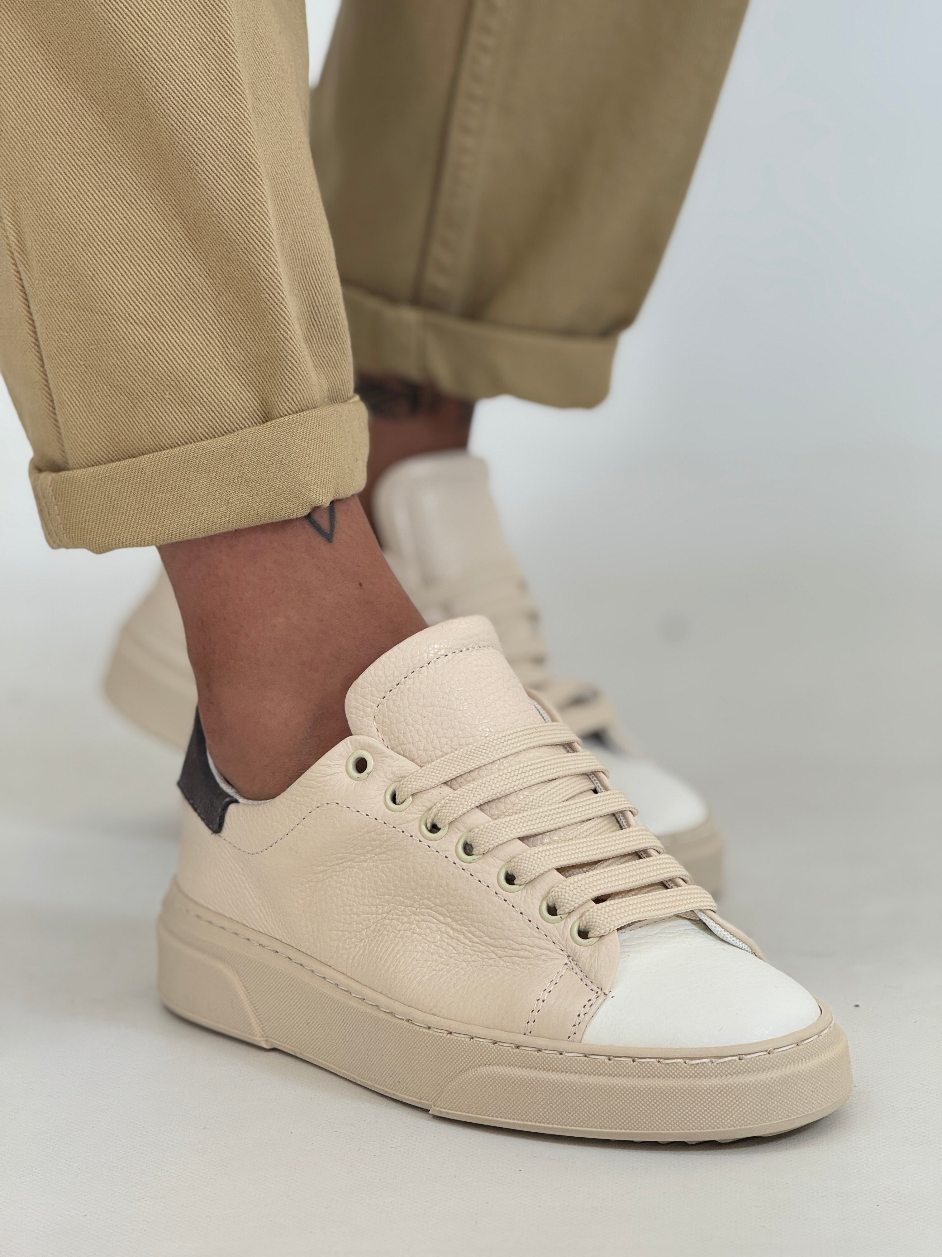 Scarpa bottolata latte/grigio AZ52
