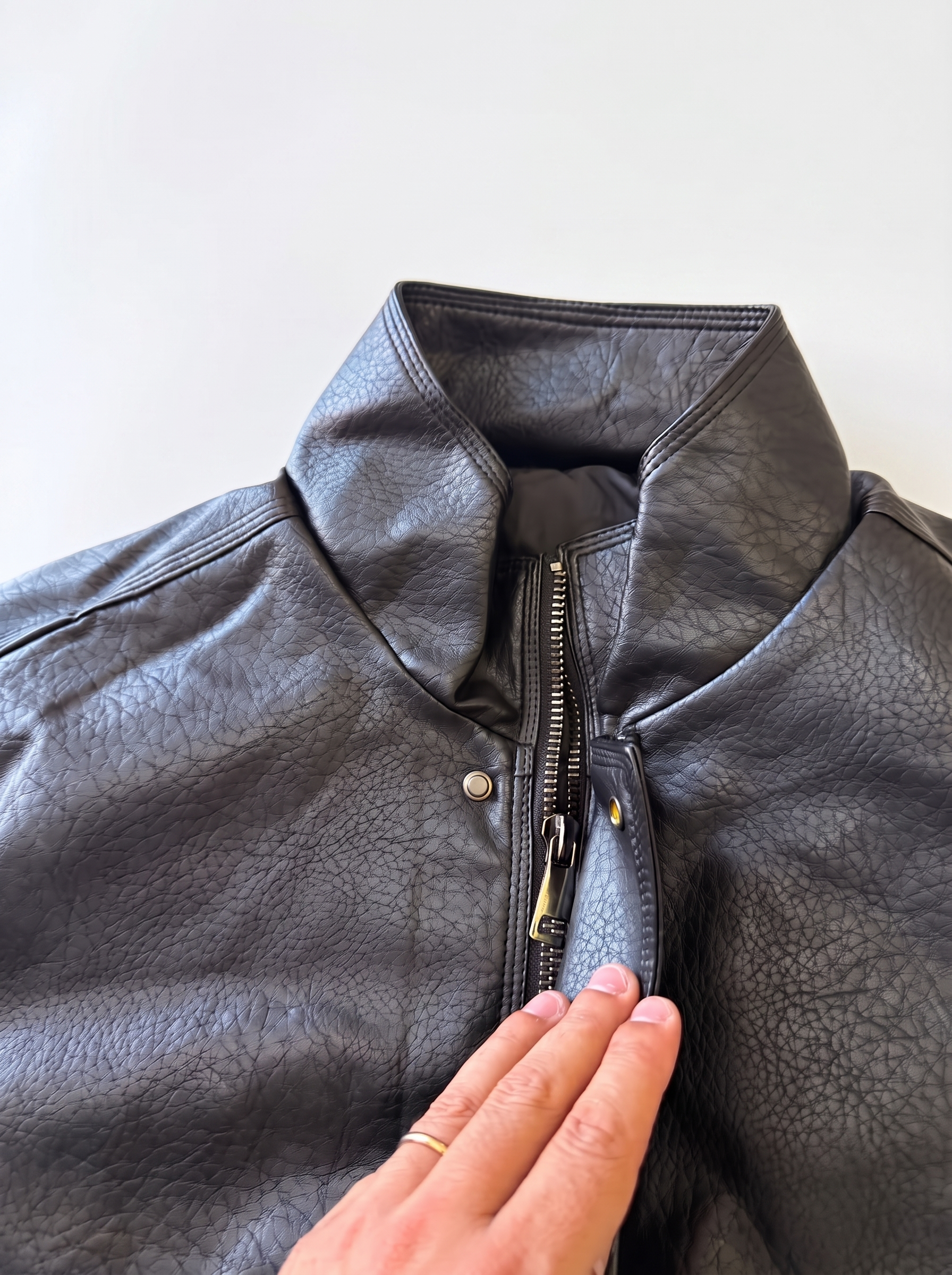 Giubbino imbottito eco-pelle nero 886139