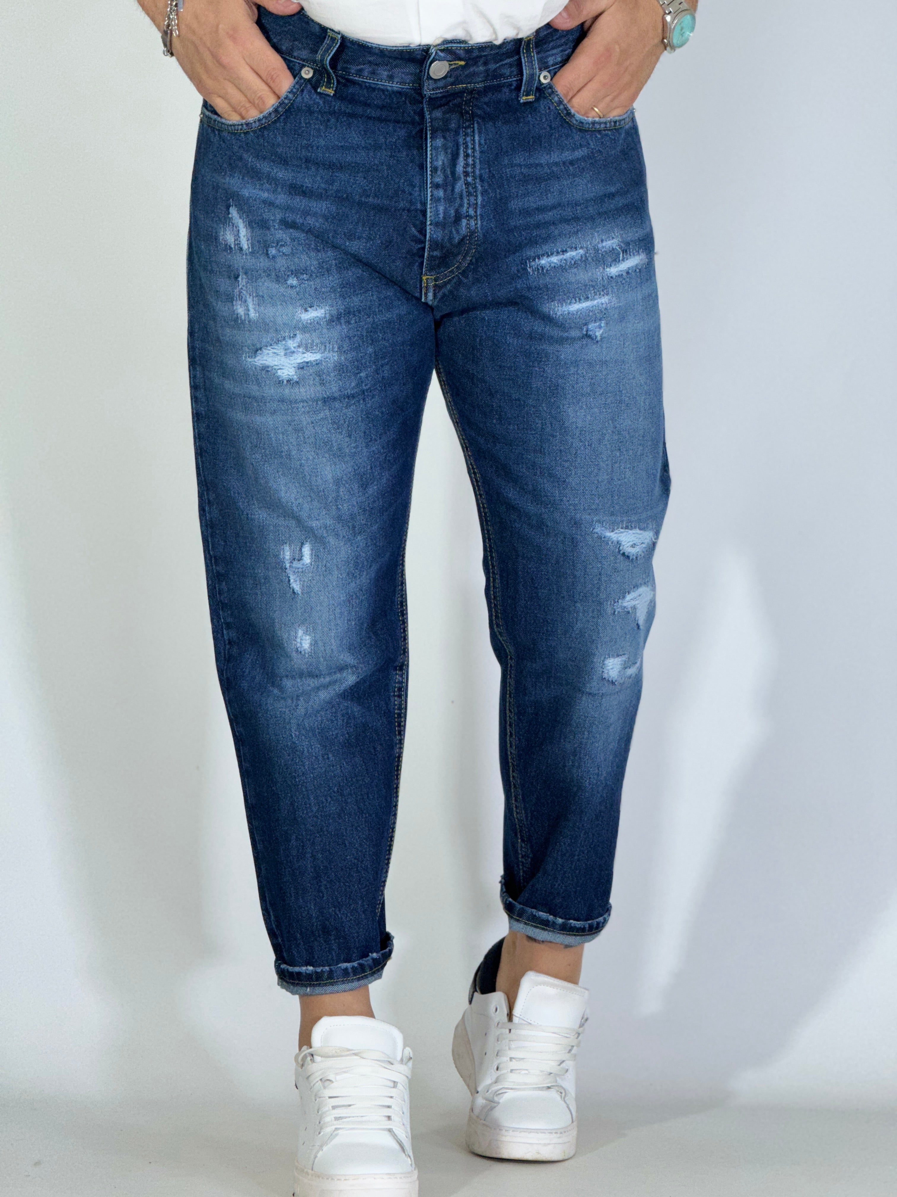 Jeans carrot WASH con strappi