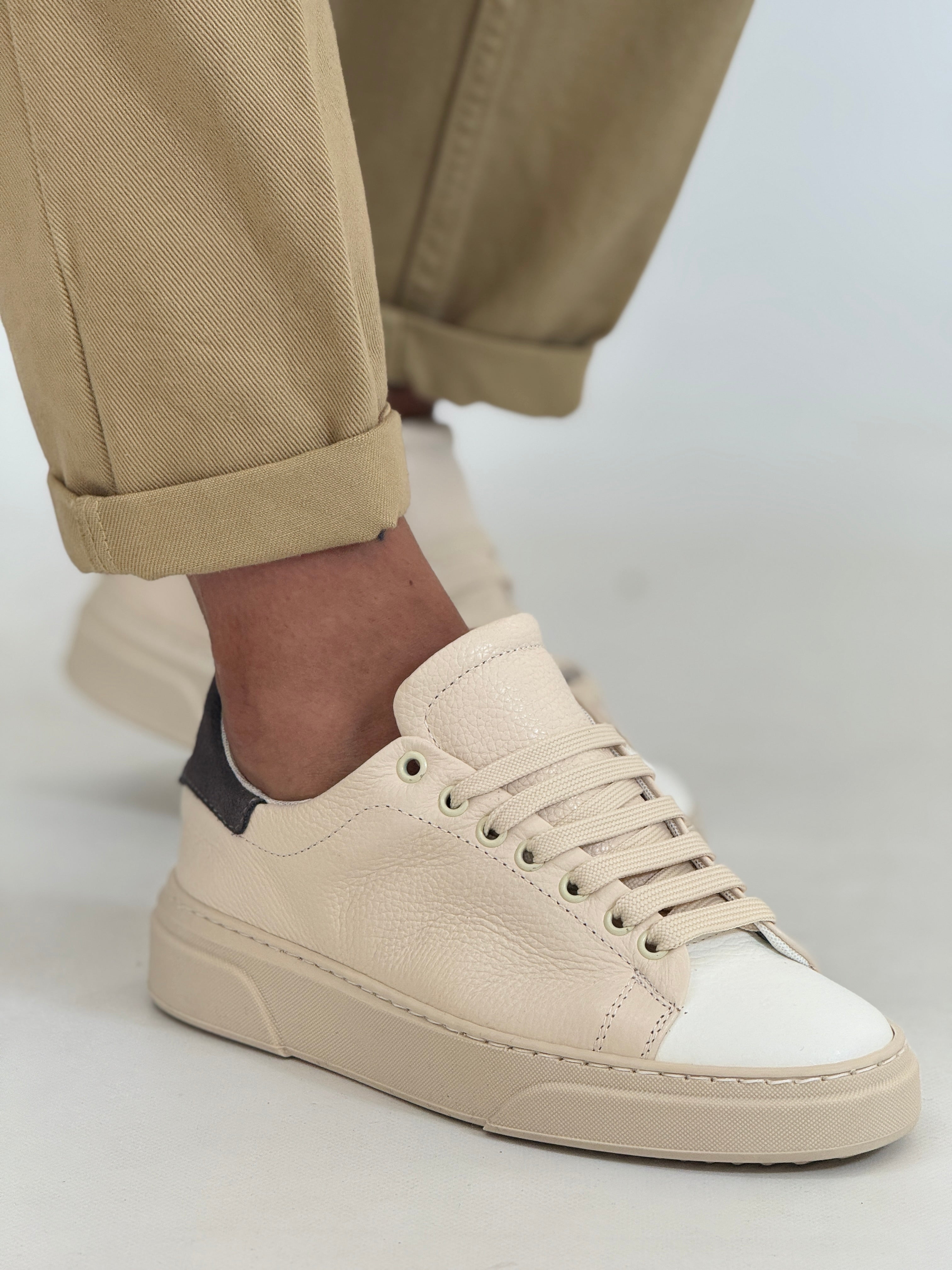 Scarpa bottolata latte/grigio AZ52