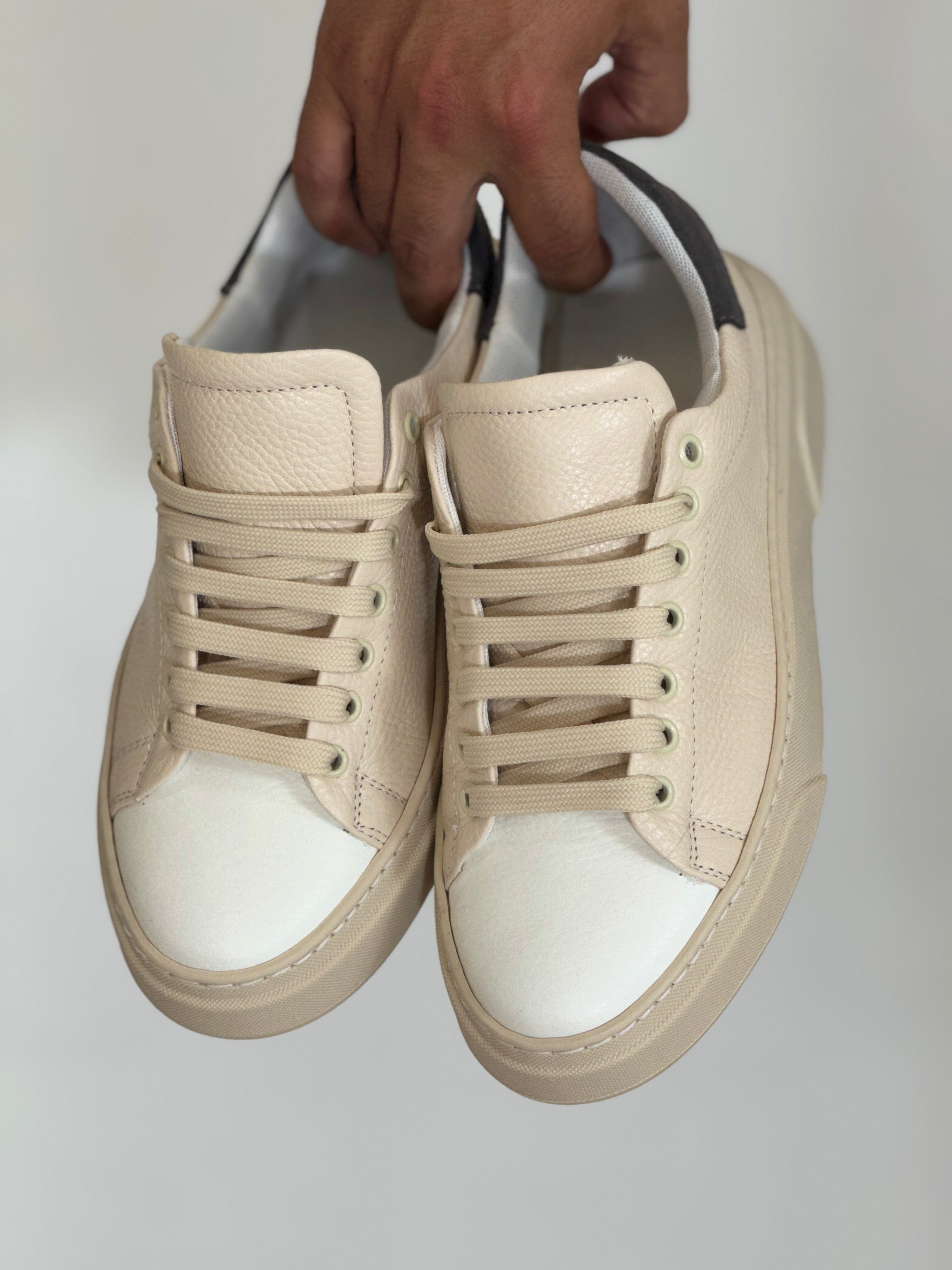 Scarpa bottolata latte/grigio AZ52