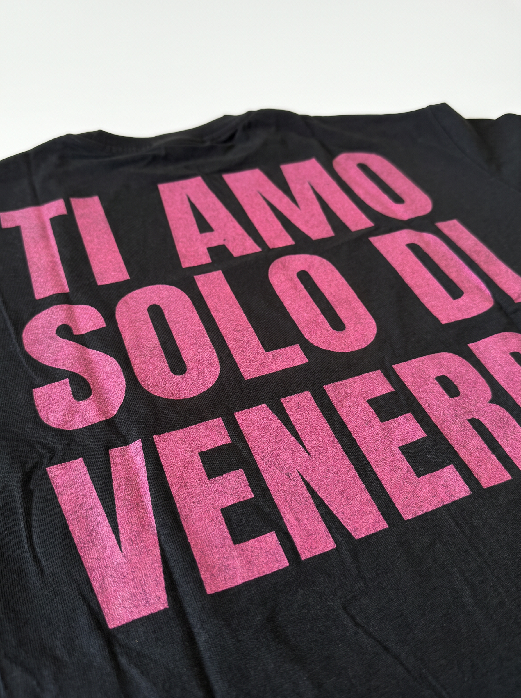 T-shirt crop venerdi nera/rosa 41682