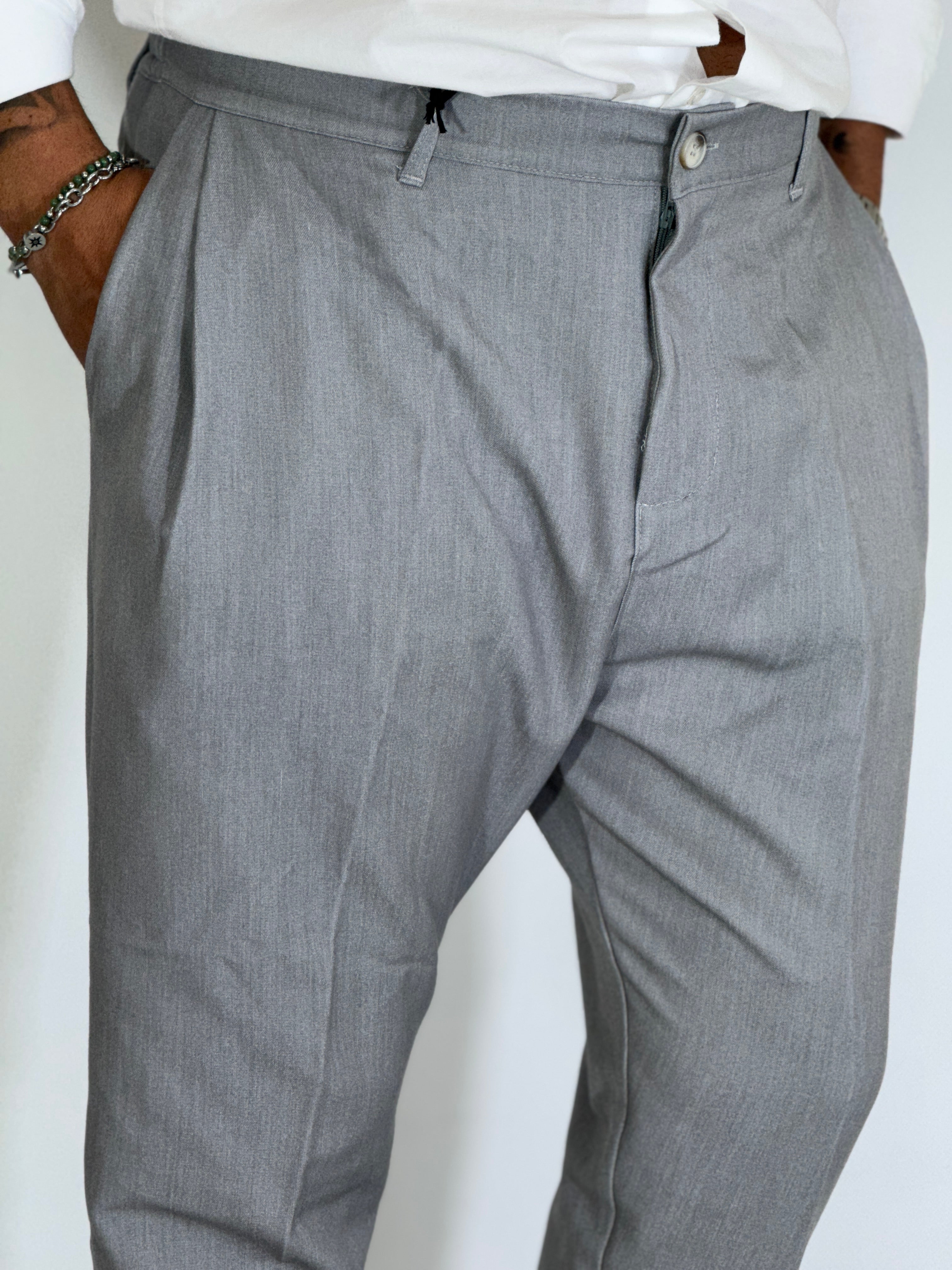 Nomad · Pantalone carrot con pince grigio chiaro