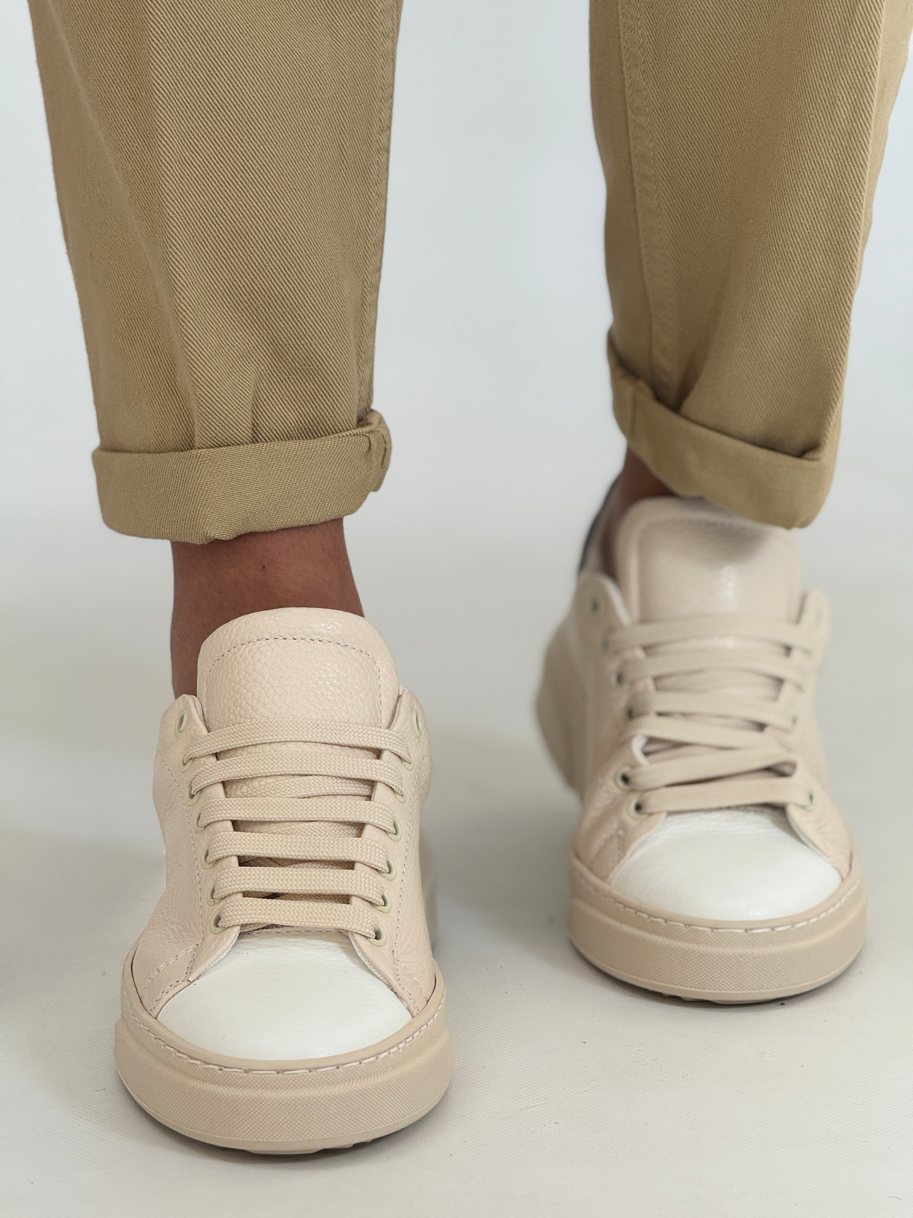 Scarpa bottolata latte/grigio AZ52