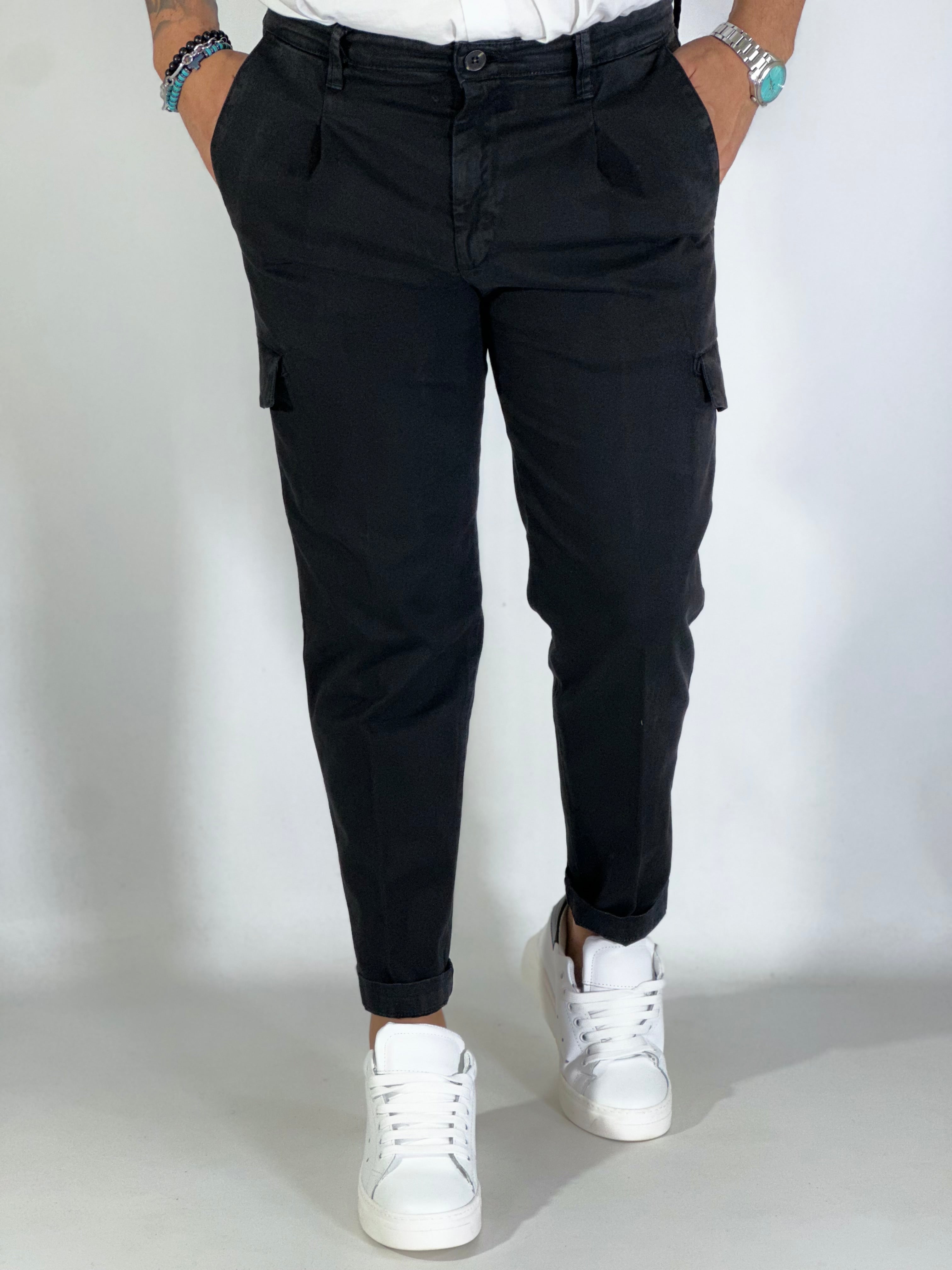 Pantalone slim fit cargo nero BSPL203