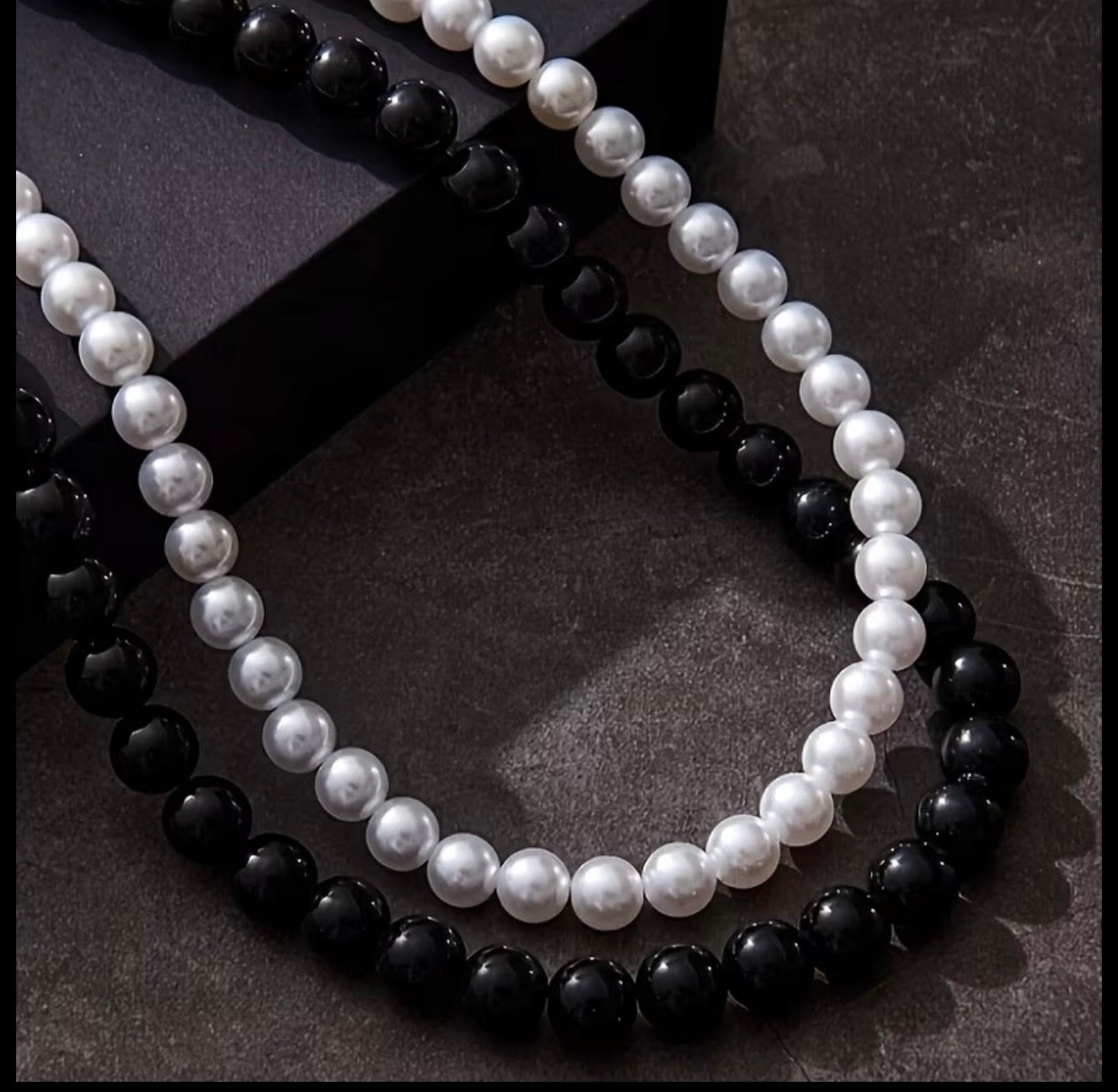 Doppia collana in perle bianca e nera