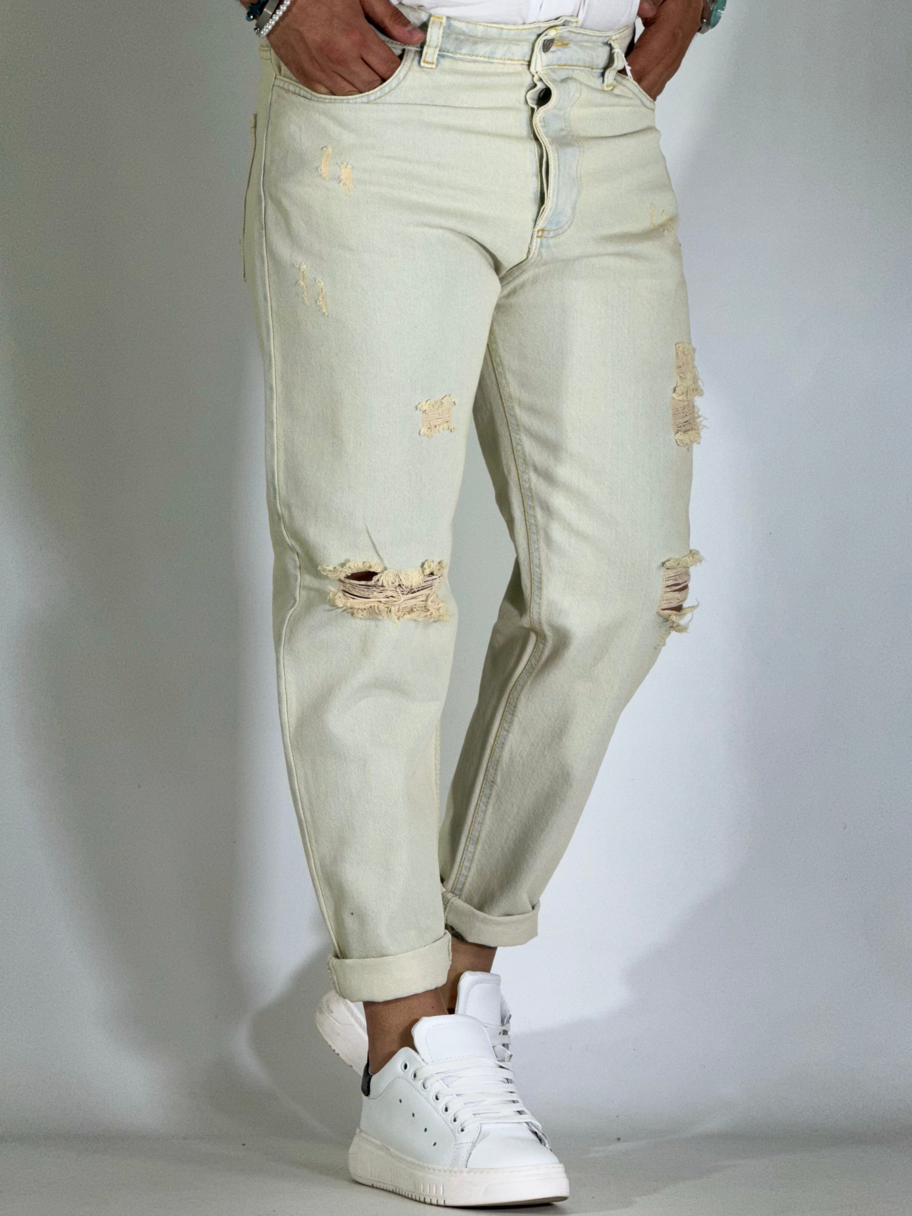 Jeans sabbiato con strappi CR2600