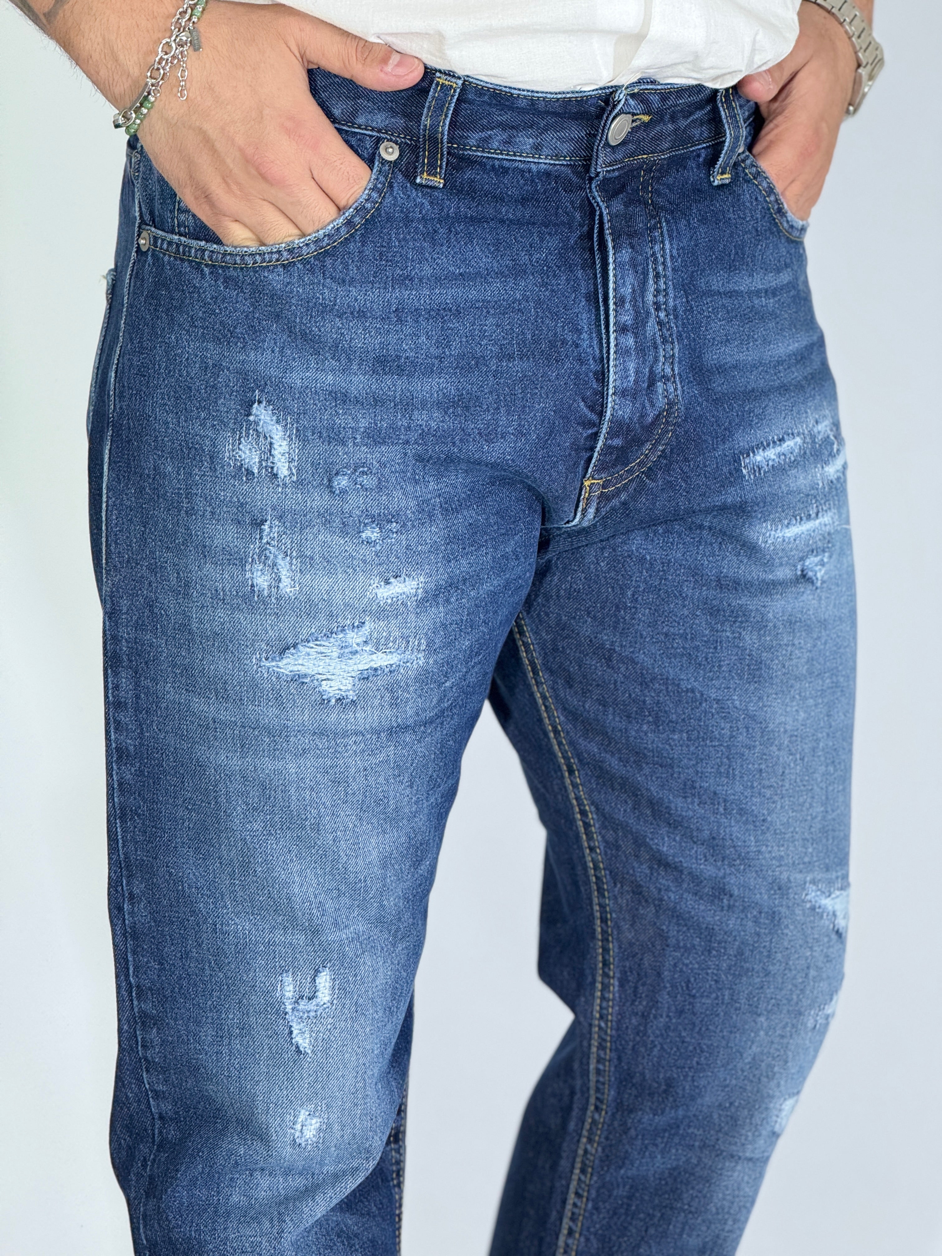 Jeans carrot WASH con strappi