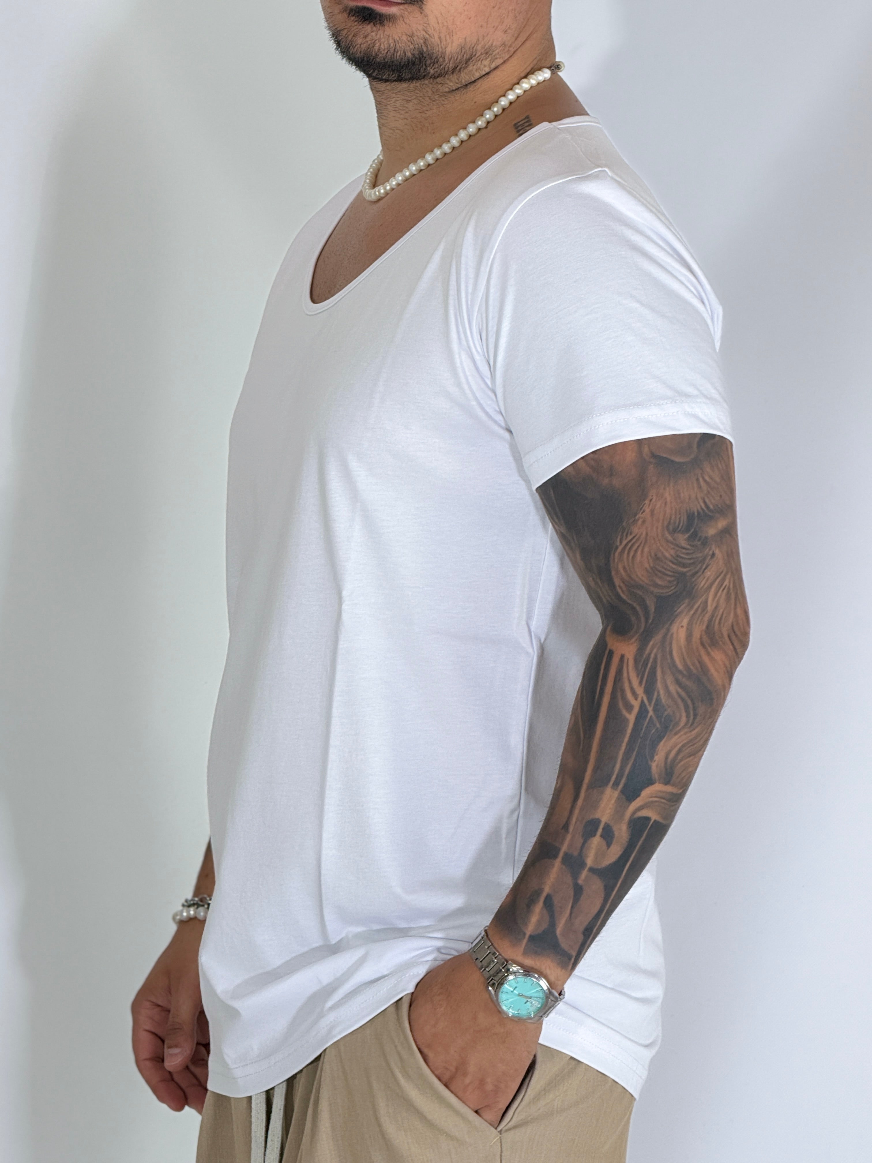 T-shirt scollata bianca UM579