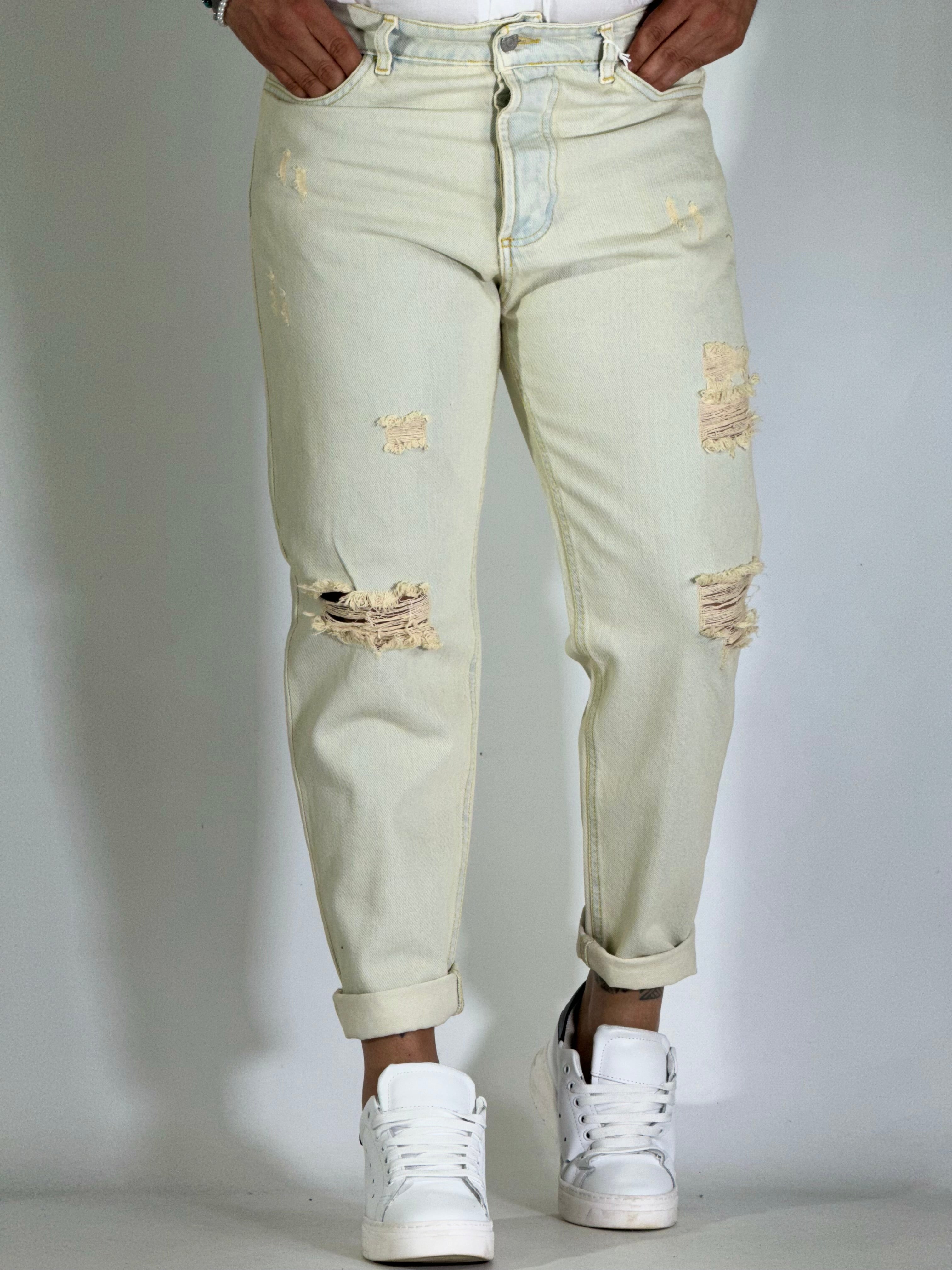 Jeans sabbiato con strappi CR2600