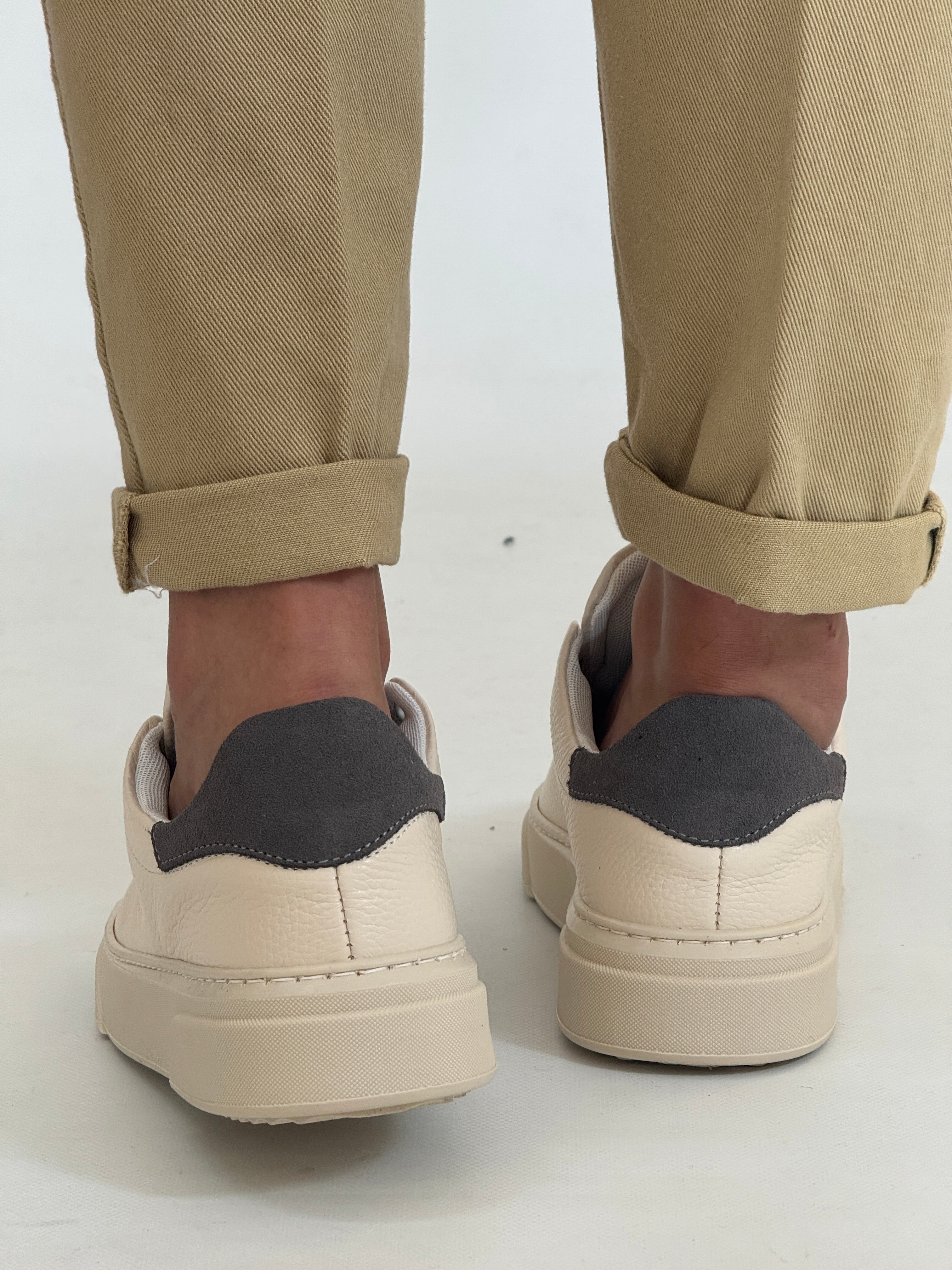 Scarpa bottolata latte/grigio AZ52