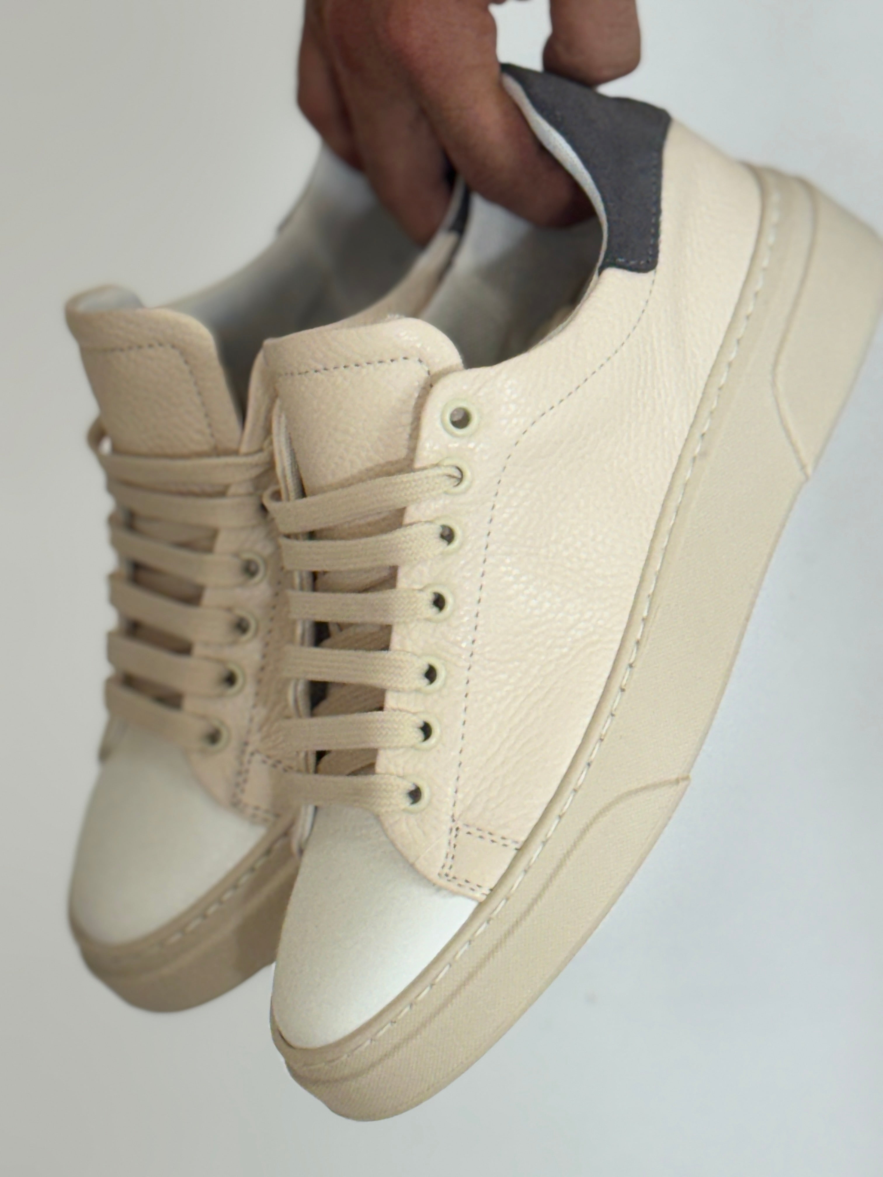 Scarpa bottolata latte/grigio AZ52