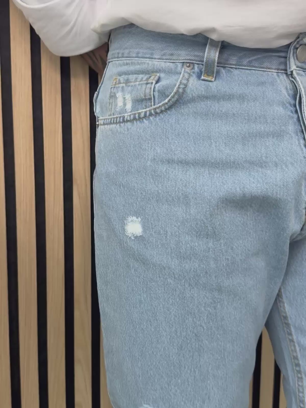 Jeans carrot chiaro con strappi 2N2T