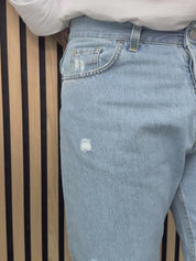 Jeans carrot chiaro con strappi 2N2T